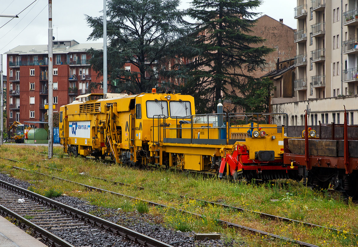 Die Matisa B 66 U eine Hochleistungs-Universal-Stopfmaschine mit Schotter-Kehrb�rste am Anh�nger (Rincalzatrice ferroviaria )  IT RFI 0300042-0, ex AD MRN BA 4372, der GCF Generale Costruzioni Ferroviarie S.p.A. abgestellt am 03.11.2019 beim Bahnhof Lecco.

Die B 66 U ist eine Hochleistungs-Stopfmaschine, die sich durch Stopfwerkzeuge mit einer Reichweite von 2800 mm ab Gleismitte auszeichnet. Sie ist insbesondere f�r die Bearbeitung von Weichen bestimmt ist. Die vier Stopfeinheiten k�nnen unabh�ngig voneinander in  allen drei Achsen bewegt werden, was sie besonders auszeichnet. Der seitliche Verfahrweg erm�glicht das Stopfen des abgehenden Stranges bis zu einem Abstand von 2.800 mm ab Gleisachse, w�hrend die L�ngsbeweglichkeit �ber 560 mm das Unterstopfen der schr�g verlegten Langschwellen vereinfacht.

TECHNISCHE DATEN:
Spurweite: 1.435 mm	
Achsfolge: Bo´2´(ohne Anh�nger)  	 
Eigengewicht: 78 t
L�nge �ber Puffer : 34.485 mm  	 
Drehzapfenabst�nde: 14.300
Achsabstand der Drehgestelle: 1.800 mm
Raddurchmesser: 840 mm
H�chstgeschwindigkeit: 100 km/h (Eigen) / 100 km/h geschleppt
Leistung des Dieselmotors: 	563 kW 
Min. Kurvenradius im Fahrbetrieb: R 90 m (R 150 m im Zugverband)
Min. Kurvenradius im Arbeitsbetrieb: R 150 m
