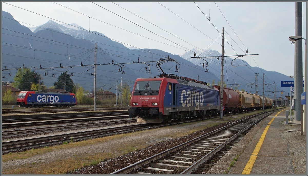 Die meist im LoRa Einsatz stehende Re 474 009 erreicht mit einem kurzen Nahg�terzug Domodossla.
11. April 2015
