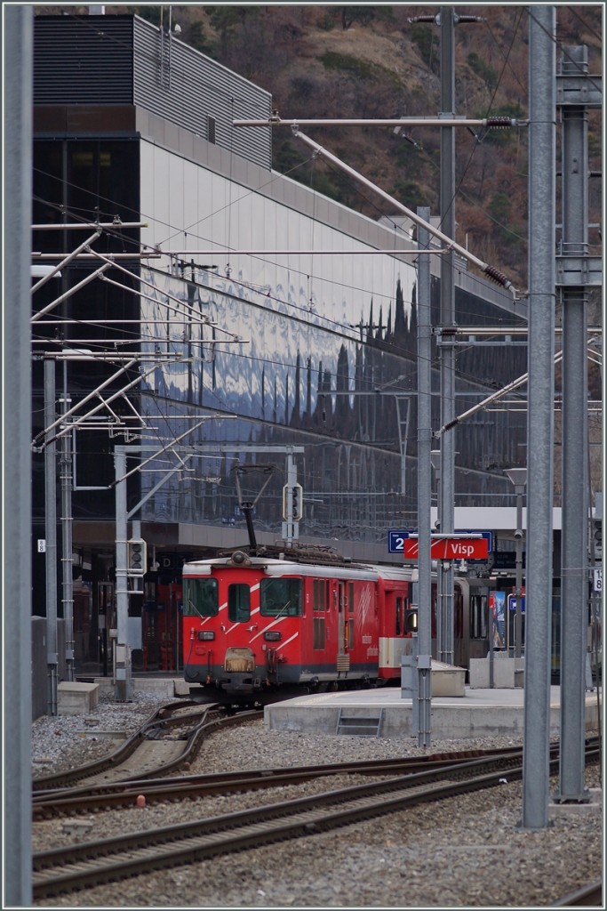 Die MGB fährt auch durch Masten-Wälder und Häuserschluchten...
Visp, den 27. Feb. 2014
