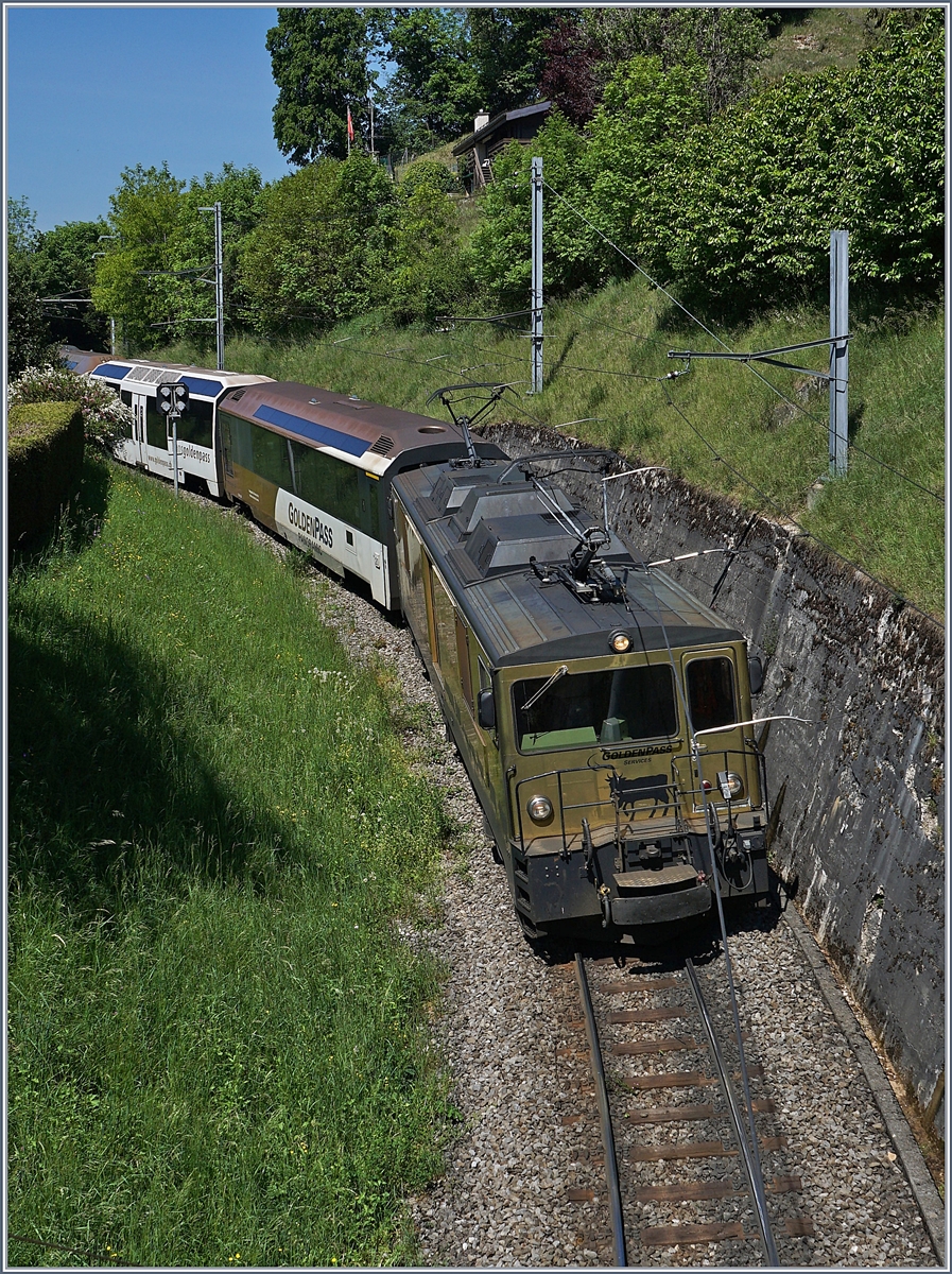 Die MOB GDe 4/4 6003  Train du Chocolat  erreicht mit einem MOB Panoramic Express auf der Fahrt nach Montreux Sonzier. 

7. Mai 2020