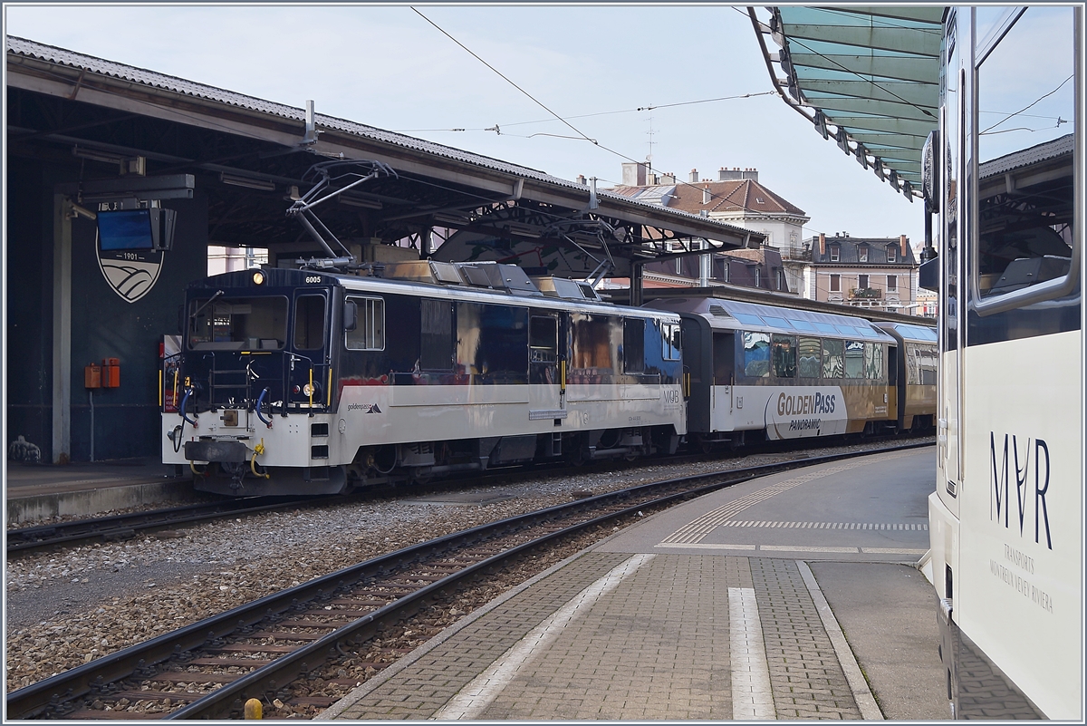 Die MOB GDe 4/4 6005 in neuer Lackierung aber weiterhin mit den  traditionellen  MOB Kupplung mit einem RE nach Zweisimmen in Montreux. 

22. Nov. 2019