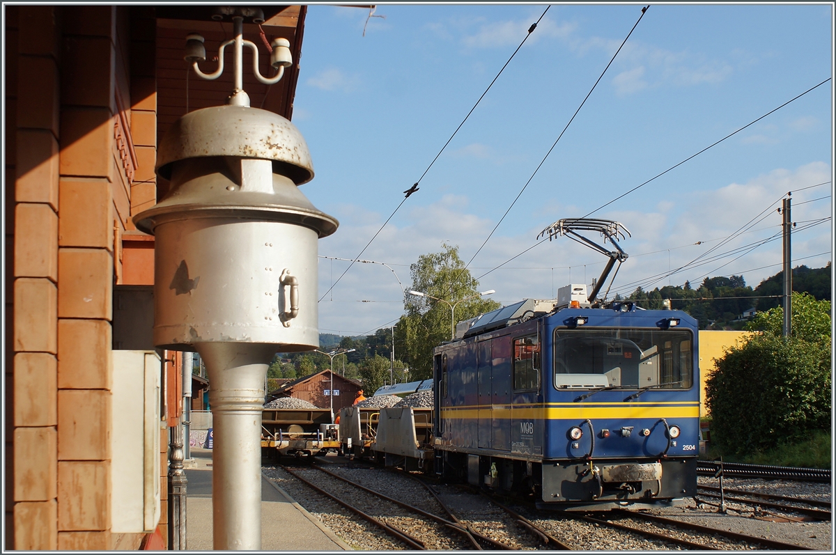 Die MOB Gem 2/2 2504 rangiert mit Schotterwagen in Blonay.

27. August 2021