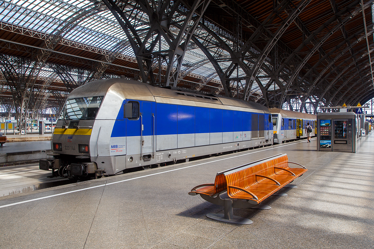 Die MRB 223 144-7 (92 80 1223 144-7 D-TDRO) der Transdev Regio Ost GmbH steht, mit dem RE 6 (Leipzig – Bad Lausick – Geithain – Chemnitz), am 11.06.2022 im Leipziger Hauptbahnhof zur Abfahrt bereit. Die Transdev Regio Ost GmbH betreibt unter dem Markennamen die Mitteldeutsche Regiobahn (MRB).

Die Siemens ER20 wurde 2010 von Siemens in M�nchen-Allach unter der Fabriknummer 21601 gebaut.