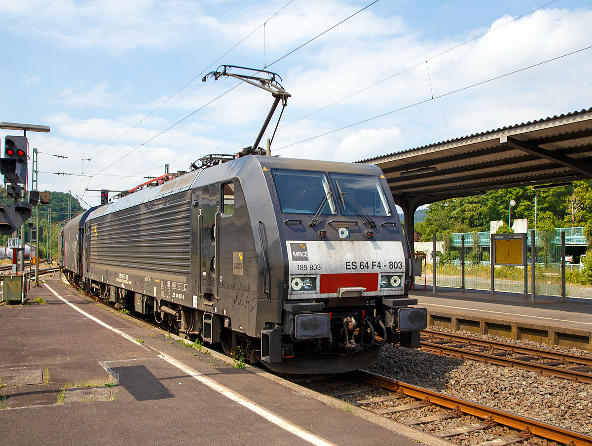 
Die MRCE Dispolok Siemens ES64F4-803 / 189 803-0 (91 80 6189 803-0 D-DISPO Class 189-VH) f�hrt am 27.07.2016 mit einem gemischtem G�terzug durch Betzdorf(Sieg) in Richtung Siegen.
Zum Zeitpunkt der Aufnahme war sie an die  DB Cargo AG vermietet.

Die Siemens ES 64 F4  wurde 2011 unter der Fabriknummer 21619  gebaut. 
