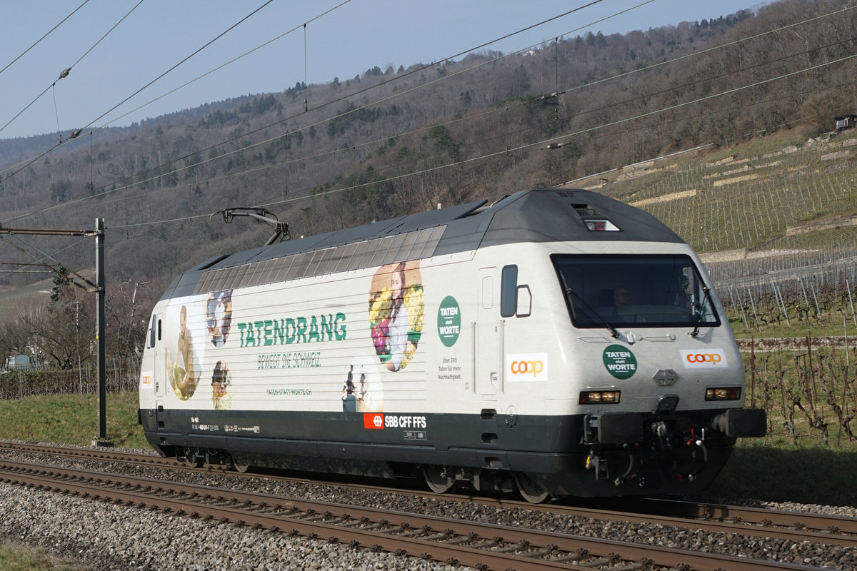 Die neue SBB Werbelokomotive Re 460 041-7 für Coop auf ihrer ersten Fahrt.
Am 26. Februar 2021 wurde die Re 460 041-7 als Lokzug von Yverdon-les-Bains nach Basel SBB überführt.
Die Aufschriften lauten:
TATENDRANG BEWEGT DIE SCHWEIZ.
TATEN statt WORTE.
Über 395 TATEN für mehr Nachhaltigkeit.
Bei Cressier.
Foto: Walter Ruetsch