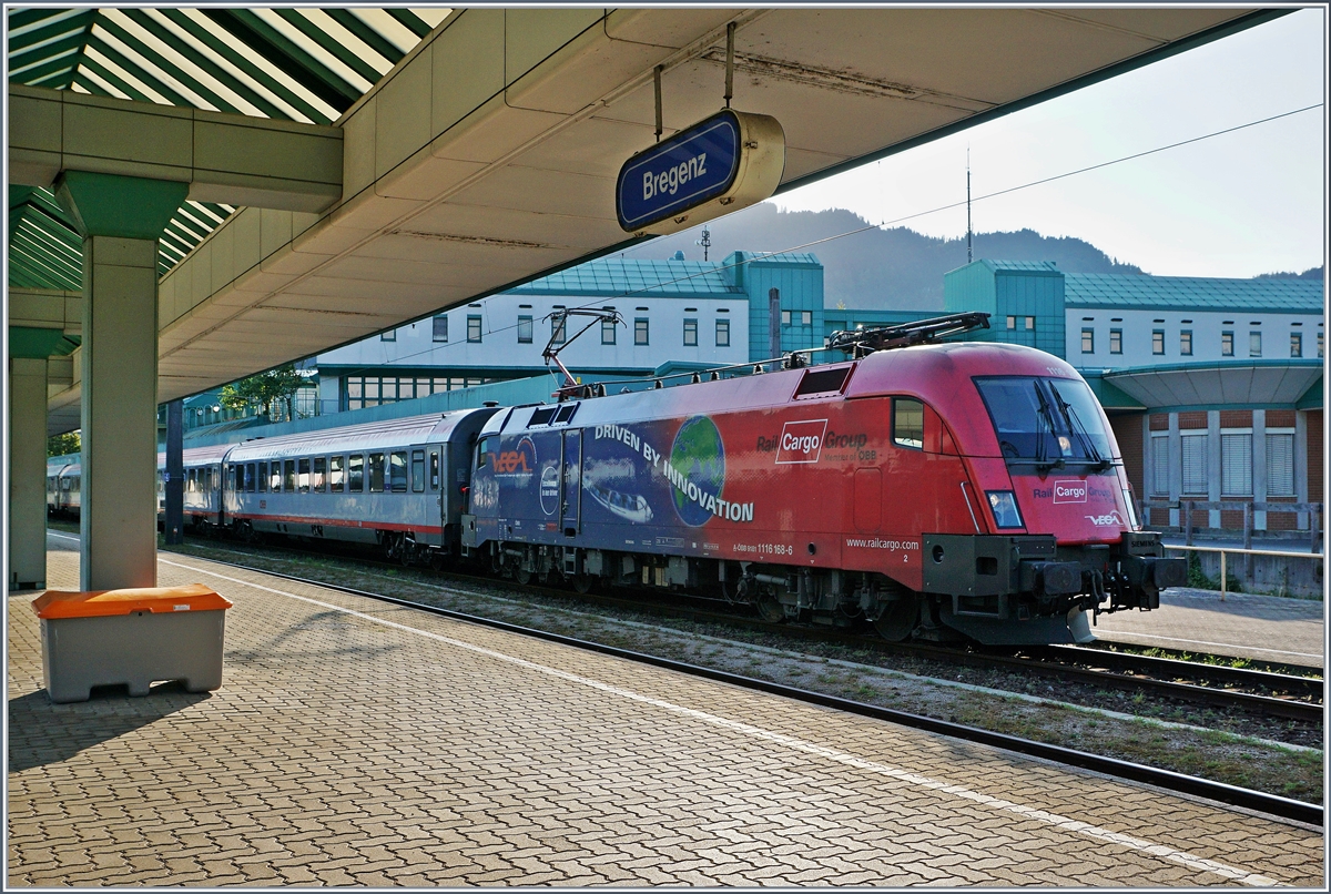 Die �BB 1116 158-6 Werbelok mit einem IC nach Wien kurz vor der Abfahrt in Bregenz.
10. Sept. 2016