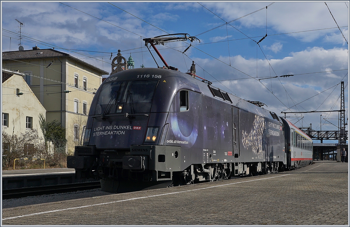 Die ÖBB 1116 158  Licht ins Dunkel - Sternenaktion  wartet mir ihrem IC Bodensee in Lindau auf die Abfahrt nach Innsbruck.

16. März 2018
 