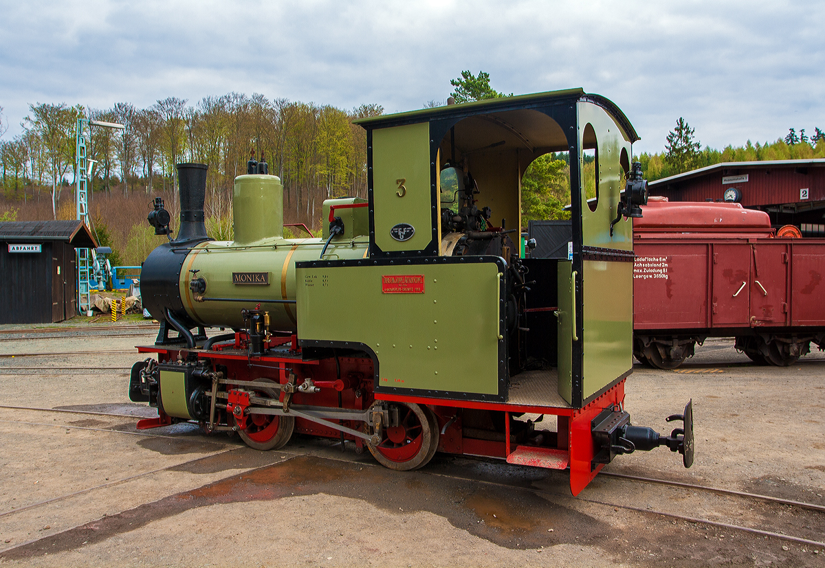 Die O&K Feldbahn-Dampflok FGF Lok 3  Monika  vom Feld- und Grubenbahnmuseum Fortuna am 16.04.2011 in Solms-Oberbiel. 

Die Lok wurde 1913 von Orenstein & Koppel- Arthur Koppel Akt.-Ges. im Werk Berlin-Drewitz (später LKM - Lokomotivbau Karl Marx, Babelsberg) unter der Fabriknummer 6625 gebaut.  Über den einen Zwischenhändler ging sie an die Straßenbau AG (kurz: STRABAG). Später gelangte die Lok an die Kelheimer Zellstoffwerk in Kelheim (Donau), wo sie bis in die 1960er Jahre eingesetzt war. Ein Privatmann in Passau erwarb die Lokomotive 1970 von einem Schrotthändler und stellte sie in seinem Garten auf. Die Witwe des vormaligen Besitzers schenkte die Lok dem Förderverein Fortuna. Nach langer Abstellzeit erfolgte 2006 zunächst die äußerliche Aufarbeitung. Durch einen glücklichen Umstand konnte Ende 2007 ein funktionsfähiger Ersatzkessel erworben werden und die Lok konnte wieder betriebsfähig aufgearbeitet werden. Im September 2009 erfolgte die Inbetriebnahme. 

TECHNISCHE DATEN:
Hersteller:  O&K, Berlin
Spurweite: 600 mm
Achsformel: B (Gattung Bn2t)
Länge über Puffer:  5.400 mm
Achsstand: 1.400 mm
Leistung: 50 PS´
Höchstgeschwindigkeit: 18 km/
Zugkraft am Haken: 1.370 kg (13,7 kN)
Lokgewicht:  9,0 t
Kohlevorrat: 0,5 t
Wasservorrat: 0,7 t (700 Liter)
Heizfläche: 14,46 m³
Steuerung: Heusinger
