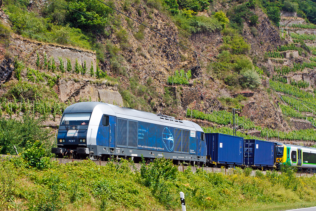 
Die PCW 7 / ER 20-2007  / 223 081-1 vom Pr�f- und Validationscenter Wegberg-Wildenrath der Siemens AG (PCW) mit einem Desiro Class 350/3 (Triebzug der Britischen Klasse 350.3) 350 374 der London Midland am 22.06.2014 auf �berf�hrungsfahrt, hier bei Kobern-Gondorf auf der Moselstrecke (KBS 690) in Richtung Trier fahrend.

Die Siemens ER20 der Eurorunner-Serie (auch als „Hercules“ bekannt) wurde 2007 von Siemens in M�nchen unter der Fabriknummer 21285 gebaut und war bis 2011 als Mietlok unterwegs. Seit 2011 geh�rt sie dem PCW, und tr�gt die NVR-Nummer 92 80 1223 081-1 D-PCW.

TECHNISCHE DATEN:
Achsformel:  Bo’Bo’
Spurweite:  1435 mm (Normalspur)
L�nge �ber Puffer:  19.275 mm
Breite:  2.870 mm
Drehzapfenabstand:  10.362 mm
Drehgestellachsabstand:  2.700 mm
Kleinster bef. Halbmesser:  100 m
Dienstmasse:  80 t
H�chstgeschwindigkeit:  140 km/h
Installierte Leistung:  2.000 kW
Motorentyp:  Common Rail System
Motorbauart:  MTU 16 V 4000 R41
Nenndrehzahl:  600 - 1.800/Minute
Leistungs�bertragung:  dieselelektrisch
Tankinhalt:  2800 l
