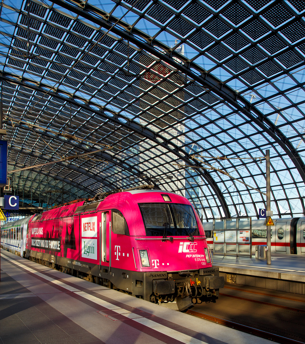 
Die PKP Intercity 5 370 010 eine EU 44  Husarz - Husar  Siemens ES64U4 (91 51 5370 010-8 PL-PKPIC 1251) hat am 27.06.2017 den Zielbahnhof Berlin Hbf erreicht. 

Mittlerweile hat sie eine neue Werbebeklebung bzw. Farbkleid, 2014 sah sie noch so aus:
http://hellertal.startbilder.de/bild/deutschland~e-loks~auslaendische-loks/370508/die-pkp-intercity-5-370-010.html

Um welchen Zug es sich hier genau handelt kann ich nicht sagen, da am 27.06.2017 starke Verspätungen um Berlin gab. 