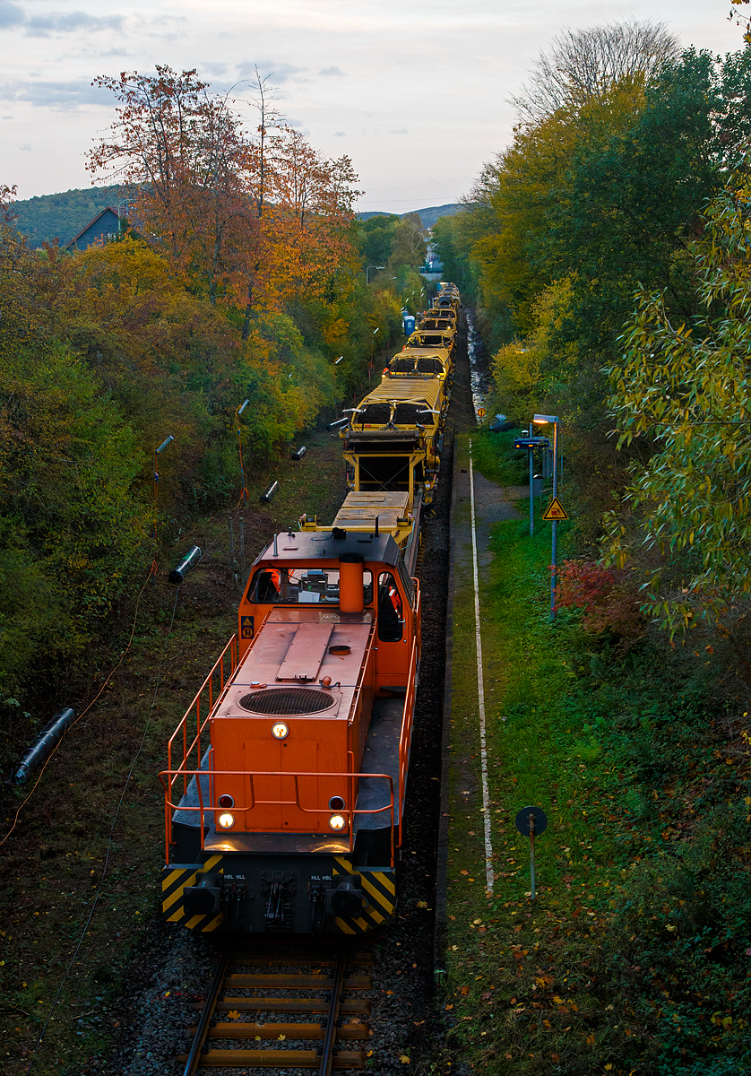 
Die Plasser & Theurer Gleisschotter-Bettungsreinigungsmaschine RM 95-800 W der MGW Gleis- und Weichenbau-Gesellschaft mbH & Co. KG (Berlin), ist auf der Hellertalbahn (KBS 462) im Einsatz, hier am 21.10.2020 in Neunkirchen- Struthütten. Davor sind einigen Materialförder- und Siloeinheiten MFS 100, sowie ganz vorne die KSW 45 (98 80 0276 016-9 D-KSW) eine MaK G 1204 BB der Kreisbahn Siegen-Wittgenstein. 

Der eigentliche Aushub findet 400 m weiter hinten statt, die Lok muss die Maschine nicht ziehen, sie befindet sich im Leerlauf und wird von der Maschine mit geschoben. Sie wird benötigt um die zwei vordersten Materialförder- und Siloeinheiten MFS 100, wenn diese mit Altschotter gefüllt sind, zur Entleerung ab zu fahren. 

Nun ist auch für heute Feierabend, zwei vordersten MFS 100 werden vom Zug abgehangen und abgefahren.
