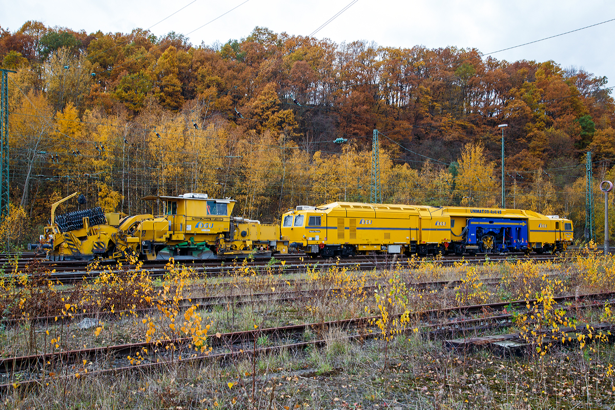 
Die Plasser & Theurer Schnellschotterplaniermaschine SSP 110 SW, Schweres Nebenfahrzeug Nr. 97 16 46 504 18-5, der DGU - Deutsche Gleisbau-Union und die neuste Errungenschaft der DGU die Plasser & Theurer  Universalstopfmaschine UNIMAT 09-4x4/4S (Kombinierte Gleis- und Weichenstopfmaschine), Schweres Nebenfahrzeug Nr. D-DGU 99 80 9424 013-7 sind am 11.11.2018 in Betzdorf (Sieg) abgestellt.

Die Unimat 09-4�4/4S ist eine zweiteilige Maschine, die durch Gelenkkupplung verbunden ist. Ausgestattet mit separatem Aggregatrahmen, einzeln oder paarweise seitenverschiebbaren Einschwellen-Split�Head-Stopfaggregaten inkl. Ausschwenkbegrenzung mit optimaler Stopffrequenz von 35 Hz und gerichteter, geradliniger Schwingung. Au�erdem sind alle Pickel schwenkbar ausgef�hrt.

TECHNISCHE DATEN der UNIMAT 09-4x4/4S:
Spurweite: 1.435 mm (Normalspur)
Anzahl der Achsen: 8 
L�nge �ber Puffer:  33.440 mm
Kleister befahrbarer Gleisbogen: R = 150 m 
Zugelassen f�r Streckenklasse: C2 und h�her
H�chstgeschwindigkeit: 100 km
