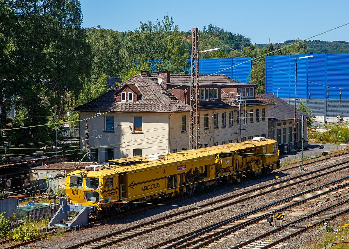 
Die Plasser & Theurer Universalstopfmaschine 08-475 Unimat 4S, Schweres Nebenfahrzeug Nr. 97 43 42 003 17-1, USM 833 der DB Bahnbau Gruppe ist am 08.07.2018 in Kreuztal abgestellt.

Die USM 08-475 Unimat 4S wurde 2000 von Plasser & Theurer unter der Fabriknummer 1161 gebaut.

Die Maschine ist eine halbautomatisch arbeitende Nivellier-, Hebe-, Richt- und Stopfmaschinen. Sie dienen zum Stopfen von Gleise und Weichen. Zudem hat diese Maschine hier ein Kehreinrichtung und Schottersilo (eine optionale Zusatzausrüstung), so muss keine zusätzliche Schotterplaniermaschine eingesetzt werden.

TECHNISCHE DATEN:
Spurweite: 1.435 mm (Normalspur)
Anzahl der Achsen: 6 davon 2 angetrieben
Achsfolge: B' 2' +1´+1´
Länge über Puffer: 35.760 mm
Drehzapfenabstand/Achsabstand: 14.000 mm / 9.000 mm
Achsabstand im Drehgestell: 1.800 mm
Eigengewicht: 110.000 kg
Zul. Anhängelast: 60 t
Zur Mitfahrt zugel. Personenzahl: 8
Kleister befahrbarer Gleisbogen: R = 120 m
Höchstgeschwindigkeit: 100 km/h
Zugelassen für Streckenklasse: C2 oder höher
