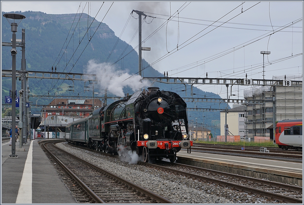 Die prächtige SNCF 141 R 1244 mit ihrem Extrazug in Arth Goldau.

24. Juni 2018