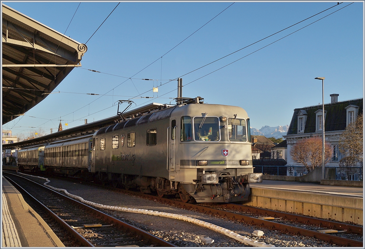 Die railadventure Re 6/6 16003 (91 854 620 003-4 CH-RADVE) hat in Lausanne zwei Firmen eigene Güterwagen aus Villeneuve übernommen, mit welchen auf der Hinfahrt ein Twindexx Speisewagen ins Bombardier Werk überführt wurde und verlässt nun Lausanne.

20. Februar 2020