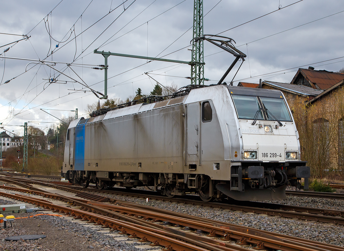 
Die Railpool 186 299-4 (91 80 6186 299-4 D-Rpool) fährt am 07.03.2020 als Lz (solo) durch Betzdorf/Sieg in Richtung Köln. 

Die Bombardier TRAXX F140 MS wurde 2017 von Bombardier in Kassel unter der Fabriknummer 35348 gebaut. Die Multisystemlokomotive hat die Zulassungen bzw. besitzt die Länderpakete für Tschechien, Deutschland, Österreich, Belgien, Niederland, Slowakei und Ungarn (CZ/D/A/B/NL/SK/H).
