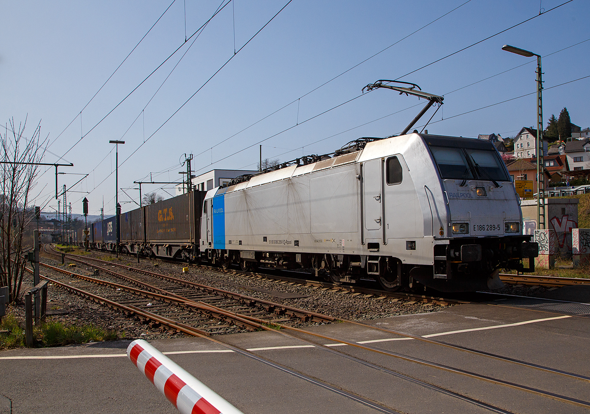 Die Railpool E 186 289-5 (91 80 6186 289-5 D-Rpool) fährt am 01.04.2021, mit einem GTS - Container-Zug über der Siegstrecke (KBS 460) durch Niederschelden in Richtung Siegen.

Die Bombardier TRAXX F140 MS wurde 2012 von Bombardier in Kassel unter der Fabriknummer 34841 gebaut. Die Multisystemlokomotive hat die Zulassungen bzw. besitzt die Länderpakete für Deutschland, Österreich, Belgien, Niederland, Slowakei und Tschechien (D/A/B/NL/CZ/SK).