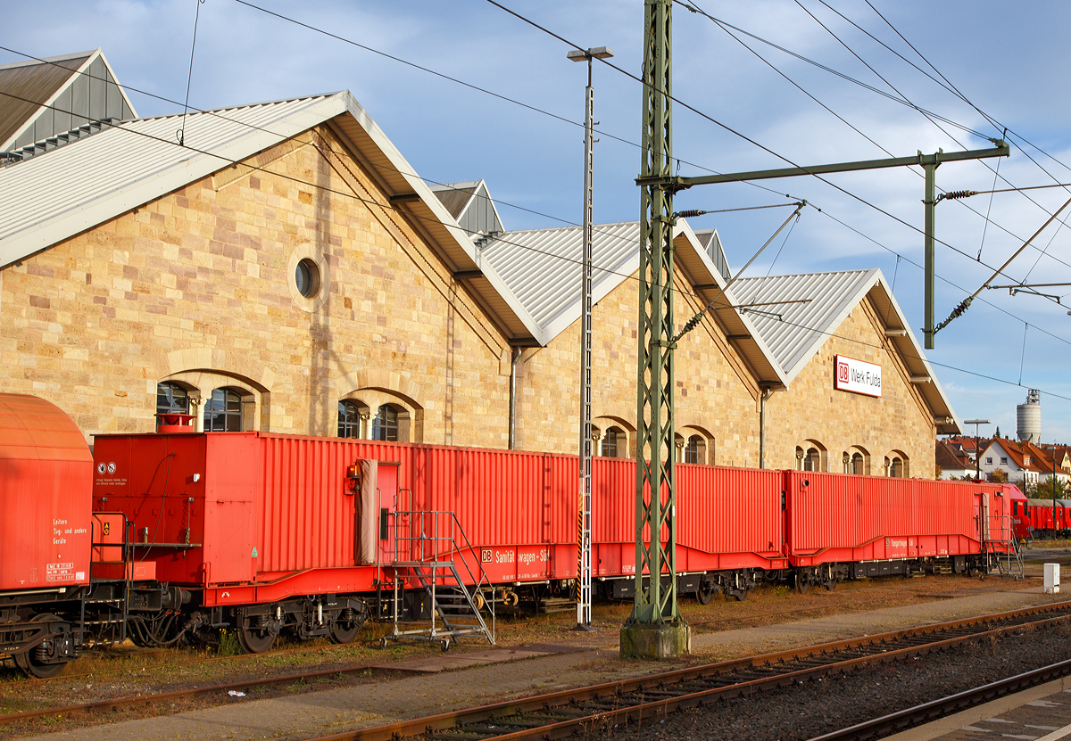 Die Rettungszüge (früher Tunnelrettungszug) bestehen neben den zwei Loks der Baureihe 714 (modifizierte V 100 bzw. Baureihe 212) aus jeweils zwei Transportwagen 380, einem Gerätewagen 381, einem Sanitätswagen 382 (beim Fuldaer Zug aus zwei Sanitätswagen) und einem Löschmittelwagen 383. 
Die Rettungszüge (früher Tunnelrettungszug) bestehen neben den zwei Loks der Baureihe 714 (modifizierte V 100 bzw. Baureihe 212) aus jeweils zwei Transportwagen 380, einem Gerätewagen 381, einem Sanitätswagen 382 (beim Fuldaer Zug aus zwei Sanitätswagen) und einem Löschmittelwagen 383. 

Hier der Sanitätswagen - Süd 60 80 99 11 228-6 DB Rtz- Sanität 382 und dahinter der Transportwagen – Süd 60 80 99 11 223-7 DB Rtz-Trans 380 vom Rettungszug Fulda am 05.10.2015 in Fulda. 

Bei dem Fuldaer Zweirichtungszug ist hinter dem Transportwagen 1 ein weiterer Sanitätswagen eingestellt. Diese Ergänzung war notwendig, da in Fulda keine Möglichkeit besteht, den Zug über Verbindungskurven, Gleisdreiecke o.ä. zu  wenden . Dementsprechend sind diese auch als Sanitätswagen Süd bzw. Nord bezeichnet worden. Gleiches gilt für die beiden Transportwagen des Fuldaer Zuges. Bei den anderen Standorten ist diese Möglichkeit gegeben, so dass der Rettungszug immer mit der Lok 1 voraus an der Unfallstelle eintrifft.    
    
Technische Daten: 
Spurweite: 1.435 mm
Anzahl der Achsen: 4 (in zwei Drehgestellen)
Länge über Puffer: 26.500 mm
Drehzapfenabstand: 19.000 mm
Achsstand im Drehgestell: 2.500 mm
Zulässige Höchstgeschwindigkeit: 120 km/h

Quellen:
http://www.bahndienstwagen-online.de
sowie Eigene Beobachtungen und Recherchen
