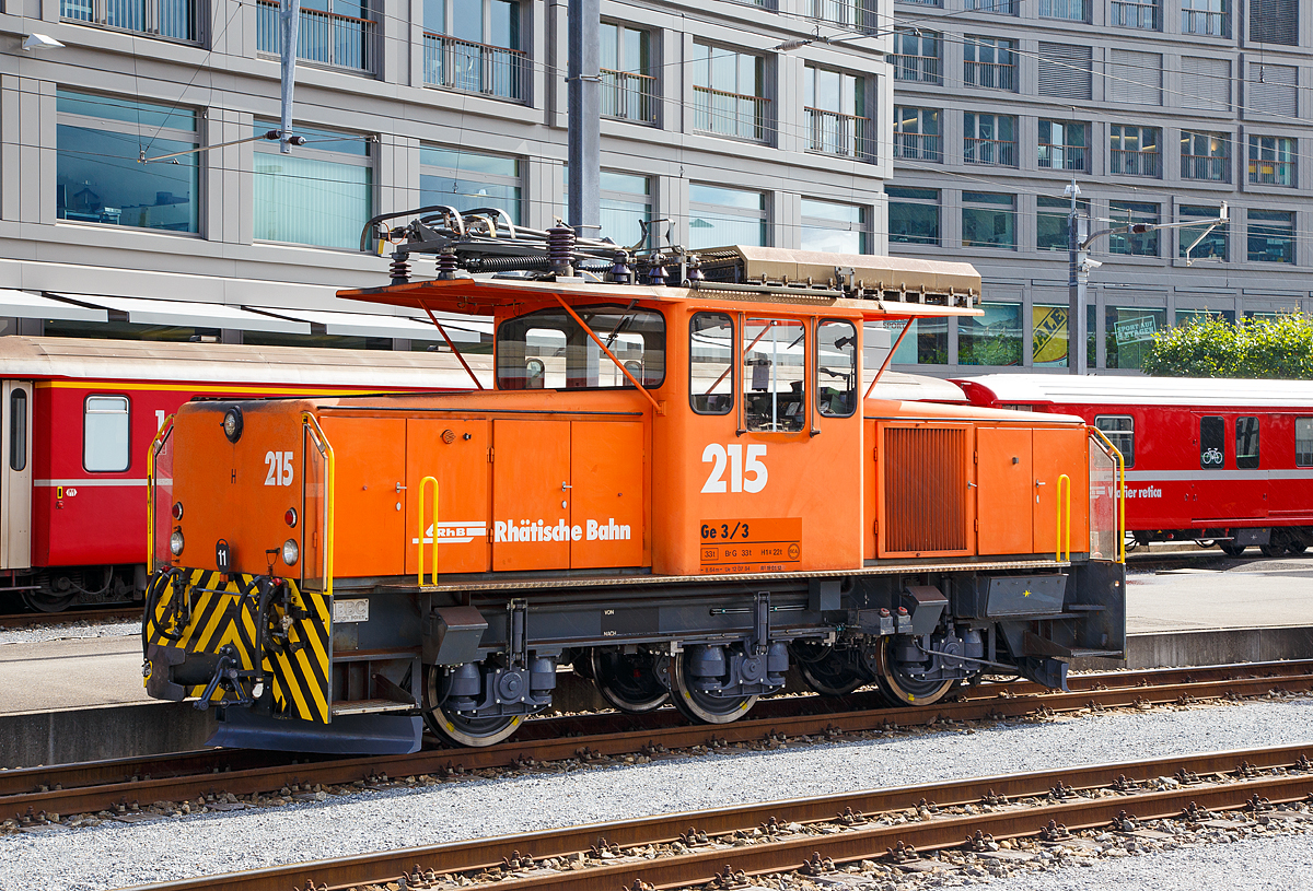 
Die RhB Ge 3/3 - 215 abgestellt am 12.09.2017  im Bahnhof Chur.

Die Ge 3/3 ist eine dreiachsige elektrische Rangierlokomotive der Rhätischen Bahn (RhB). Bei der RhB zeigte sich Anfang der 1980er Jahre ein Engpass an Rangierlokomotiven, da die umgebauten und knapp 70-jährigen Ge 2/4 bedingt durch ihr Alter immer störanfälliger wurden. Ebenfalls reichte ihre Leistung nicht mehr aus, um wirtschaftlich arbeiten zu können. Die RhB entschied sich daher, gleichzeitig mit der Bestellung der zweiten Serie der Ge 4/4 II zwei moderne und leistungsfähige Rangierlokomotiven anzuschaffen. 

Da man bei der ersten Serie der Ge 4/4 II gute Erfahrungen gemacht hatte, entschied man sich, die beiden Rangierlokomotiven ebenfalls in Thyristortechnik zu bauen. Die Thyristoren bilden zusammen mit Dioden einen stufenlos steuerbaren Gleichrichter, welcher den Gleichstrom-Reihenschlussmotor mit welligem Gleichstrom versorgt.

Der mechanische Teil wurde von Robert Aebi (RACO) gebaut. Der elektrische Teil stammt gleich wie bei der Ge 4/4 II von BBC. Einige Komponenten der Fahrzeuge – beispielsweise Fahrmotor, Kompressor und Vakuumpumpe – stimmen mit den entsprechenden Bauteilen der zweiten Serie Ge 4/4 II überein. Die beiden Maschinen mit den Betriebsnummern 214 und 215 wurden 1984 in Betrieb genommen.

TECHNISCHE DATEN:
Hersteller:  RACO/ BBC
Spurweite:  1.000 mm
Achsformel: C
Länge über Puffer: 8.640 mm
Breite: 2.700 mm
Dienstgewicht: 33 t
Höchstgeschwindigkeit:  40 km/h (65 km/h Schleppfahrt)
Stundenleistung:  425 kW
Anfahrzugkraft:  102 kN
Stundenzugkraft:  60 kN bei 27 km/h
Treibraddurchmesser:  920 mm
Motorbauart:  Reihenschlussmaschine
Stromsystem: 11 kV 16,7 Hz