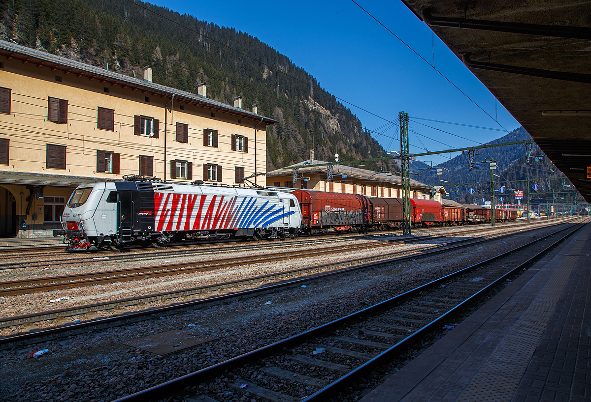 Die RTC - Rail Traction Company EU43 - 007 (91 83 2043 007-0 I-RTC) steht am 26.03.2022, mit einem gemischten Güterzug, im Bahnhof Brenner / Brennero zur Abfahrt in Richtung Verona bereit.

Die Lok vom Typ Adtranz 112E wurde 2001 von Bombardier (ex Adtranz-Pafawag) in Wrocław (Breslau), unter Fabriknummer 112E 07 gebaut. Sie, wie weitere 7 Loks, waren eigentlich für die Lieferung an die polnische PKP - Polskie Koleje Państwowe (als PKP EU43) vorgesehen, der Verkauf scheitere aus finanziellen Gründen seitens der PKP. Die 8 polnischen Loks wurden dann an die italienische Privatbahngesellschaft RTC (Rail Traction Company) verkauft, die polnische Bezeichnung EU43 wurde später an Lokomotiven der TRAXX-Variante MS2 vergeben. 

Die Loks der Baureihe EU43 vom Typ Bombardier 112E sind ähnlich denen der ab 1996 vom damaligen Hersteller ABB Tecnomasio in Vado Ligure (Italien) gebauten 20 Brennerloks der FS Baureihe E.412 (Adtranz 112E). Die E.412 haben z.B. das Führerpult wie in Italien üblich links und nicht wie die für Polen vorgesehenen EU43 rechts, daher sind beide in Italien als unterschiedlichen Baureihen eingeordnet.

Auch wenn die Lok nur zwei Stromabnehmer der Bauart WBL 85 haben, sind es elektrische Mehrsystemlokomotiven für 15 kV, 16,7 Hz Wechselstrom und 3 kV bzw. 1,5 kV Gleichstrom. Jeeils ein Stromabnehmer ist für Gleichspannung (Führerstand A, italienische Palette) und einer für Wechselspannung (Führerstand B, deutsch-österreichische Palette). Die Lokomotiven verfügt über eine elektrische Nutzbremse. 

Ursprünglich war für beide Baureihen die Zulassung für Österreich und Deutschland vorgesehen. Die ÖBB hatte zunächst die Zulassung verweigert und erst 2006 erteilt.
