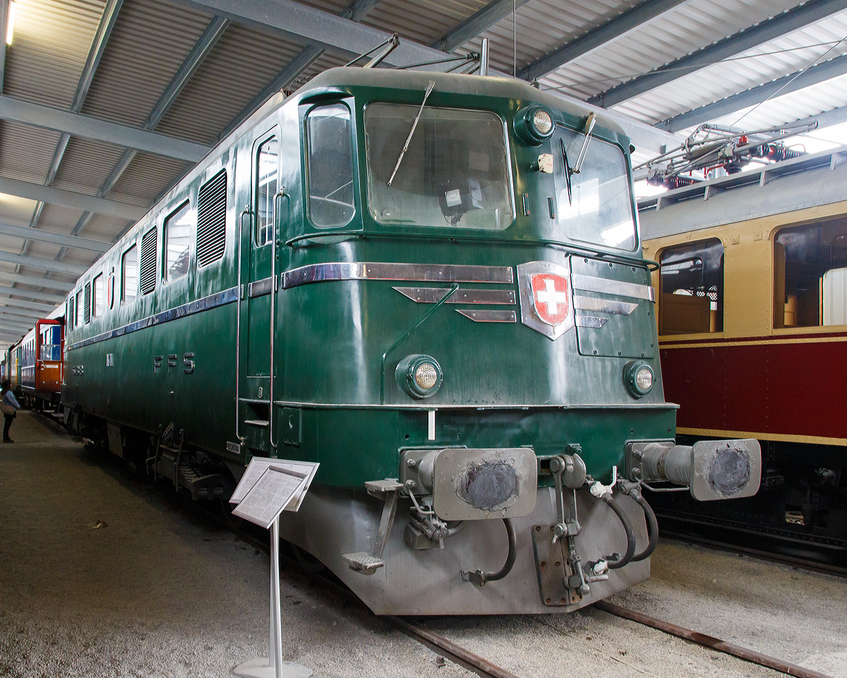 Die SBB Ae 6/6 11401 „Ticino“ (später Ae 610 401) am 09.09.2017 in der SVG Eisenbahn-Erlebniswelt Horb. Die Ae 6/6-Prototyplokomotive ist im Eigentum der SBB Historic und eine Leihgabe an den Club del San Gottardodie und bei SVG - Eisenbahnerlebniswelt Horb untergestellt.

Die Lok wurde 1952 von der SLM - Schweizerische Lokomotiv- und Maschinenfabrik (Winterthur), der elektrischer Teil ist von BBC - Brown, Boveri & Cie. (Baden) und MFO lieferte die Sicherheitsausrüstung sowie die elektrische Bremse.

In der Nachkriegszeit hatten die Schweizerischen Bundesbahnen ein zunehmendes Verkehrsvolumen zu bewältigen und sahen sich daher veranlasst, eine neue sechsachsige Drehgestelllokomotive vor allem für die Gotthardbahn zu beschaffen. Der Verkehr wurde bis dahin durch die SBB Ae 4/6, die SBB Ae 4/7 sowie die Ce 6/8 Krokodil-Lokomotive abgewickelt. Sie waren – aus heutiger Sicht – nur für sehr bescheidene Anhängelasten zugelassen. Dadurch waren am Gotthard Vorspanndienste nötig, die zeitraubend, unpraktisch und unwirtschaftlich waren.

Das aus SLM und BBC bestehende Konsortium, zu dem sich später die Maschinenfabrik Oerlikon gesellte, erhielt im Jahr 1949 den Zuschlag für den Bau von zwei Prototypen. Den beiden Prototypen vorausgegangen war die Lieferung der CC 6051 (später CC 20001) an die SNCF für das savoyische Netz, das mit 20.000 Volt (später 25.000 V) und 50 Hz elektrifiziert war. Die Maschine mit den beiden dreiachsigen Drehgestellen diente als Vorbild für den mechanischen Teil der Ae 6/6 und wurde bereits 1950 ausgeliefert.

Die technische Entwicklung der Ae 6/6 erwies sich als schwierige Aufgabe, so dass die Lokomotive 11401 erst am 4. September 1952 das Fabrikgebäude der BBC in Münchenstein in fahrtauglichem Zustand verlassen konnte. Sie wurde auf eine Probefahrt nach Zürich geschickt, wo sie gewogen wurde. Dabei stellte sich heraus, dass sie 124 t statt der vorgesehenen 120 t wog. Sie kehrte nach Münchenstein zurück und wurde vorerst technisch weiterentwickelt. Am 31. Januar 1953 folgte auch die Ae 6/6 11402.

Die SBB beschafften zwischen 1952 und 1966 insgesamt 120 dieser Lokomotiven der Achsfolge Co'Co'.  In den 1970er Jahren wurden die Prototypen 11401 und 11402 technisch weiterentwickelt. Sie wurden im Jahr 1978 vor allem der Lokomotive 11414 angeglichen, erhielten aber nie die Qualität der Serienlokomotiven. 1971 wurden die Ae 6/6 durch die neue SBB Re 4/4 III auf der Gotthardstrecke etwas entlastet. Echte Konkurrenz bekamen sie jedoch ab 1975 durch die SBB Re 6/6, die als ihr Nachfolge-Typ vorgesehen war und beinahe die doppelte Leistung hat. Der ehemalige Star des Gotthards wurde damit in niedergeordnete Dienste verdrängt und seither meist im Mittelland und im Jura und seit Mitte der 1990er Jahre fast nur noch im Güterverkehr eingesetzt. Dies, da er für den schnellen Reiseverkehr mit der von 125 km/h auf 120 km/h herabgesetzten Höchstgeschwindigkeit zu langsam ist.

1999 wurden auf Grund der Restrukturierung bei den SBB alle 120 Lokomotiven in die Division Güterverkehr (SBB Cargo) eingeteilt. Im Güterverkehr ist die Ae 6/6 heute weiterhin eine sehr zuverlässige Lokomotive. Da die Ae 6/6 Drehgestelle mit je drei Achsen enthalten, haftet an ihnen der Makel von «Schienenmördern». Der Unmut wurde besonders aufgrund von Güterfahrten auf der zur Chemins de fer du Jura (CJ) gehörenden Strecke Porrentruy–Bonfol laut.

Als grösster Nachteil der Ae 6/6 wird häufig die fehlende Vielfachsteuerung erwähnt. Bisherige Pläne eines Umbaus wurden verworfen und aufgrund der ungewissen Restlebensdauer auch nicht weiter verfolgt. 

Die noch betriebsfähigen Serienloks waren zuletzt vor Nahgüterzügen anzutreffen, und standen tagsüber meist in den großen Rangierbahnhöfen. Im März 2007 gab SBB Cargo bekannt, dass eine größere Anzahl von Ae 6/6 eine Neubemalung im sogenannten  Cargo-Look  erhalten und noch mindestens bis zur Inbetriebnahme des Gotthard-Basistunnels (voraussichtlich um 2016) in Betrieb bleiben sollten. 

Am 5. Juli 2012 veröffentlichte SBB Cargo das neue Flottenkonzept, welches die Ausmusterung der noch im Betrieb stehenden, rund 40 Ae 6/6 bis Ende 2013 vorsieht. Ihre verbliebenen Dienste sollen durch Re 620 und Re 420 übernommen werden. Im Dezember 2013 stellte SBB Cargo die letzte Ae 610 außer Dienst. Die Lokomotiven die nicht SBB Historic übergeben wurden, wurden verschrottet.

TECHNISCHE DATEN der Ae 6/6 -11401 (Daten der Serienlok weichen leicht ab):
Nummerierung:  11401 – 11520 (später auch Ae 610 401–Ae 610 520)
Gebaute Anzahl: 120
Hersteller:  SLM Winterthur, BBC Baden und MFO Zürich
Baujahre:  1952, 1955–1966
Ausmusterung:  2002–2013
Spurweite: 1.435 mm (Normalspur)
Achsformel: Co'Co'
Länge über Puffer: 18.400 mm
Drehzapfenabstand: 8.700 mm
Achsabstände in den Drehgestellen: je 2 x 2.150 mm
Triebraddurchmesser: 1.260 mm
Höhe:  4.500 mm
Breite: 2.970 mm
Dienstgewicht: 124 t (Serienloks 120 t)
Höchstgeschwindigkeit:  125 km/h (später  auf 120 km reduziert)
Stundenleistung:  4.300 kW (5.830 PS)
Anfahrzugkraft:  330 kN (Serienloks 400 kN)
Anzahl der Motoren: 6
Getriebeübersetzung: 1 : 2,216
Bremssysteme:
Automatische Bremse: Oerlikon
Elektrische Bremse: Nutzstrombremse
Schleuderbremse: manuell
Handbremse: Spindel