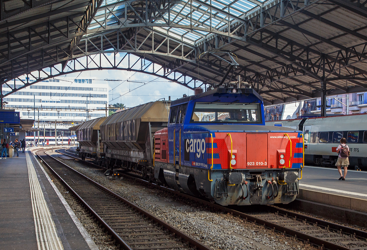 
Die SBB Cargo Eem 923 010-3  Suhrerchopf  (Eem 97 85 1 923 010-3 CH-SBB C) f�hrt am 18.05.2018 mit zwei Sch�ttgutwagen durch den Bahnhof Lausanne.

Die Zweifrequenz-Hybridlokomotive BUTLER wurde 2012 von Stadler Winterthur unter der Fabriknummer  L-11000/010 gebaut. 
