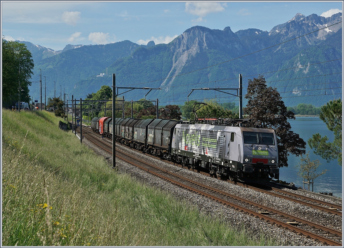 Die SBB NOVELIS  Re  189 990-5  Göttingen  (ES 64-F4-90 / UIC 91 80 6189 990-5 D-Dispo Classe 189VE) fährt mit ihrem relativ kurzen Novelis Zug auf dem Weg von Sierre nach Göttingen kurz nach Villeneuve dem Genfer See entlang. 

8. Mai 2020