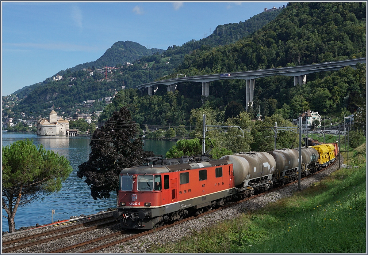 Die SBB Re 420 247-9 mit einem Güterzug kurz vor Villeneuve.
4. Sept. 2017