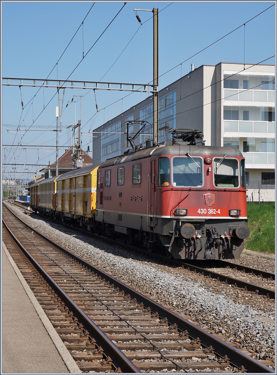Die SBB Re 430 362-4 wartet in Morges mit einem Postzug auf die �berholung eins IC nach Gen�ve. 
11. April 2017