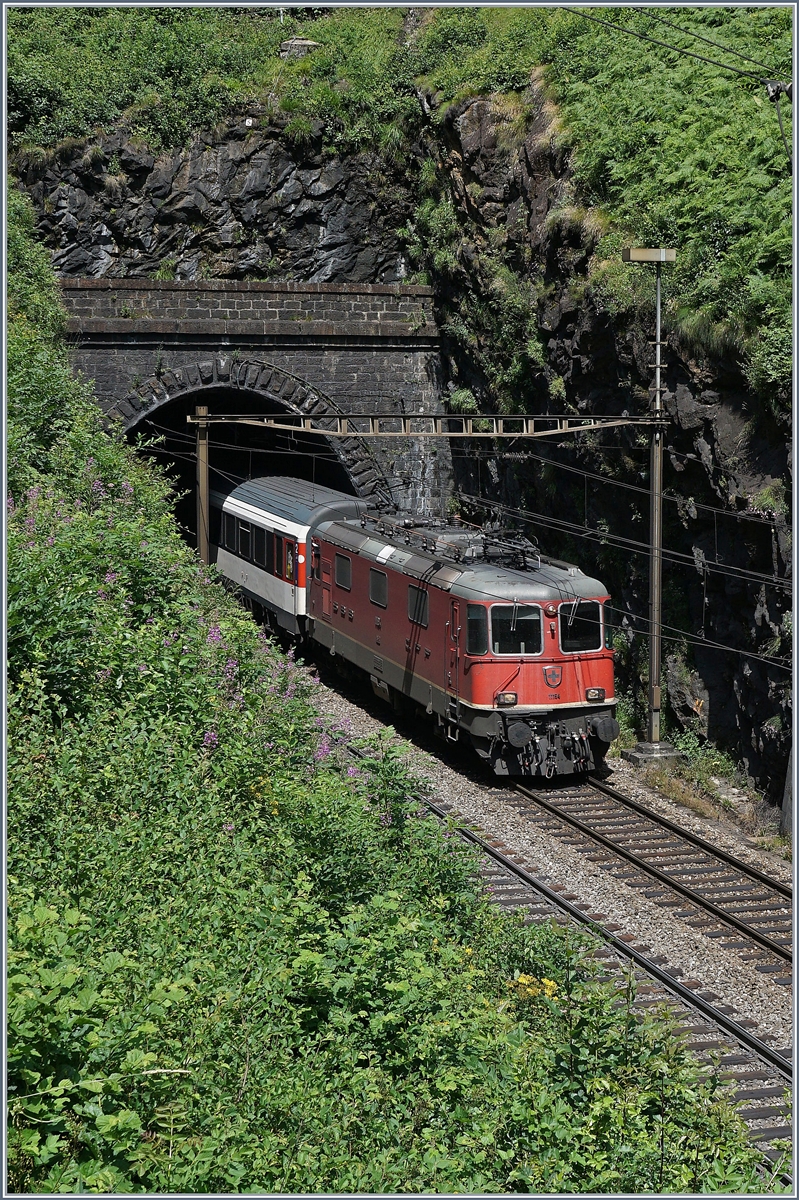 Die SBB Re 4/4 II 11194 verlässt mit einem IR nach Locarno den 1568 Meter langen Freggio Kehrtunnel in der Dazio Grande.
21. Juni 2016