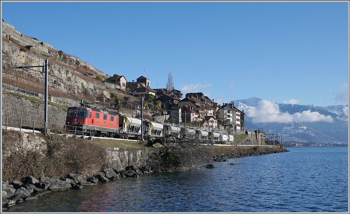 Die SBB Re 4/4 II 11245 (Re 420 245-3) ist bei St-Saphorin mit einem Güterzug unterwegs. Der Baum, der mich all die Jahre mit seinen Jahrszeiten üblichen Erscheinung erfreut hatte, ist nun abgebrochen, doch die nun  bessere  Sicht auf die Bahn will mir doch nicht so recht gefallen. 

10. Jan. 2022