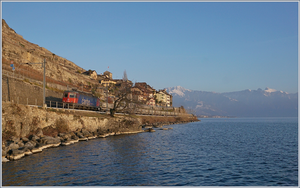 Die SBB Re 620 034-9 mit einem Güterzug Richtung Lausanne bei St-Saphorin.
25. Jan. 2019