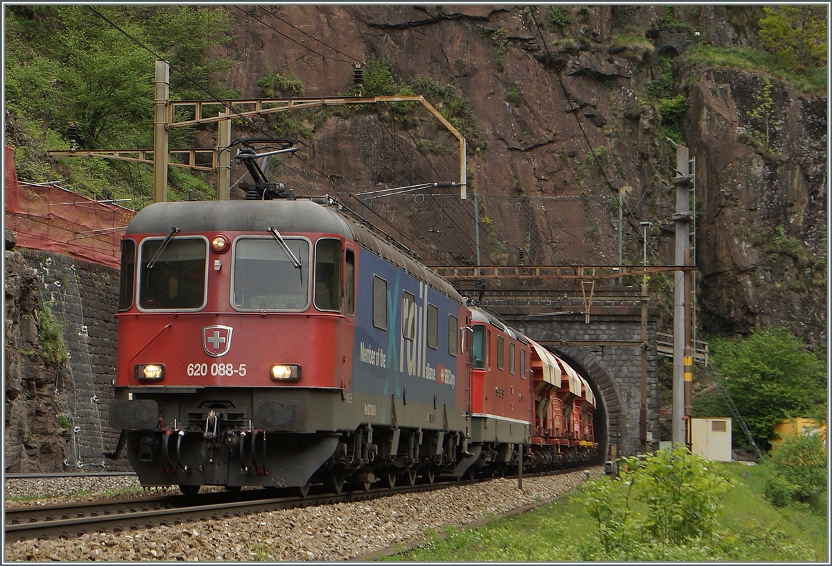 Die SBB Re 620 088-5  Member of X-Rail alliance  und eine RE 4/4 II/III mit dem schon öfters gesehenen Kieszug kurz vor Faido. 
6. Mai 2014
