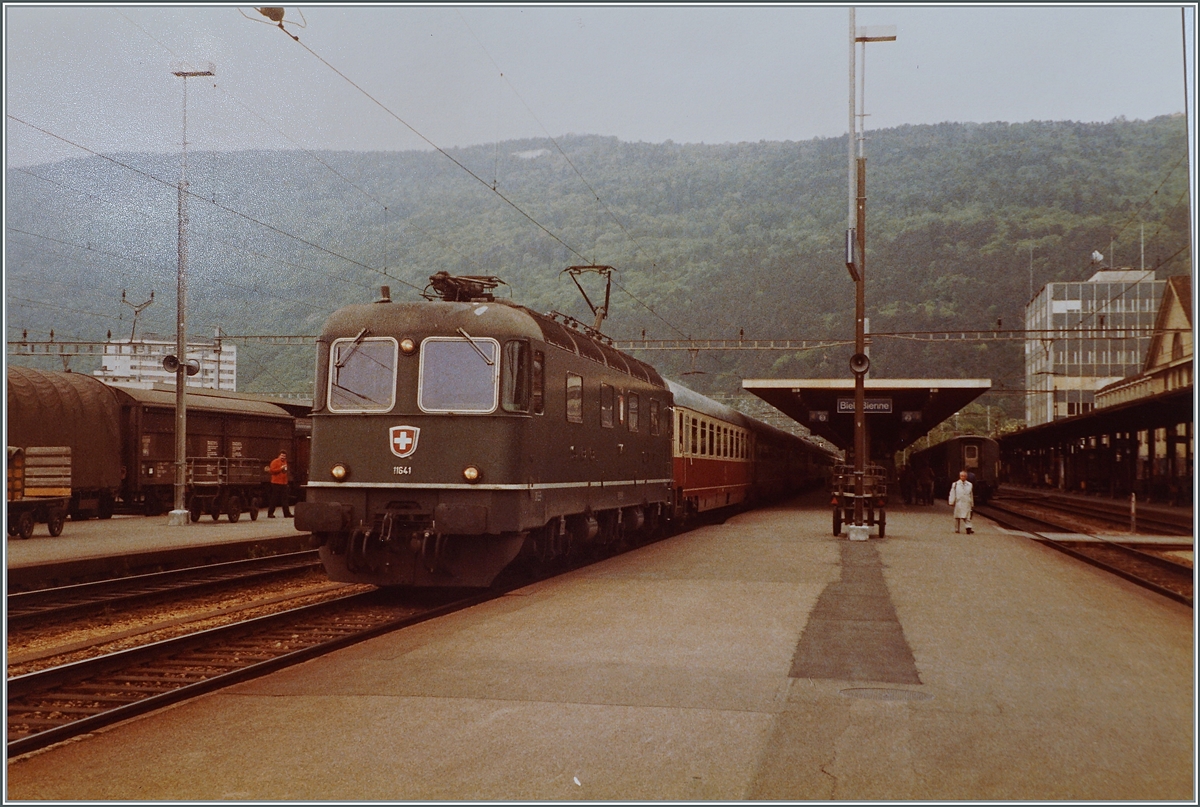Die SBB Re 6/6 11641  Moutier  wartet mit dem IC  Mont-Blanc  in Biel/Bienne auf die baldige Weiterfahrt in Richtung Basel. Der IC Mont Blanc verkehrte von Genève nach Hamburg und führte Kurswagen von Port Bou nach Basel SBB (zeitweise bis Dortmund)  Hispaia-Express  mit. 

30. Mai 1984