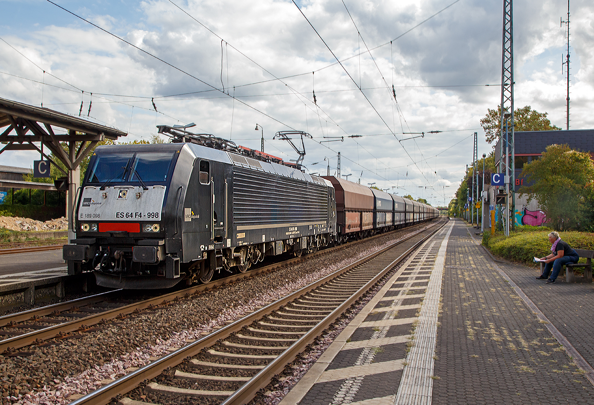
Die schwarze MRCE Dispolok ES 64 F4-998 bzw. E 189 098-7 (91 80 6189 098-7 D-DISPO) f�hrt am 15.09.2018 mit einem lagen und leeren Kohlezug durch den Bahnhof Bonn-Beuel in Richtung Norden.