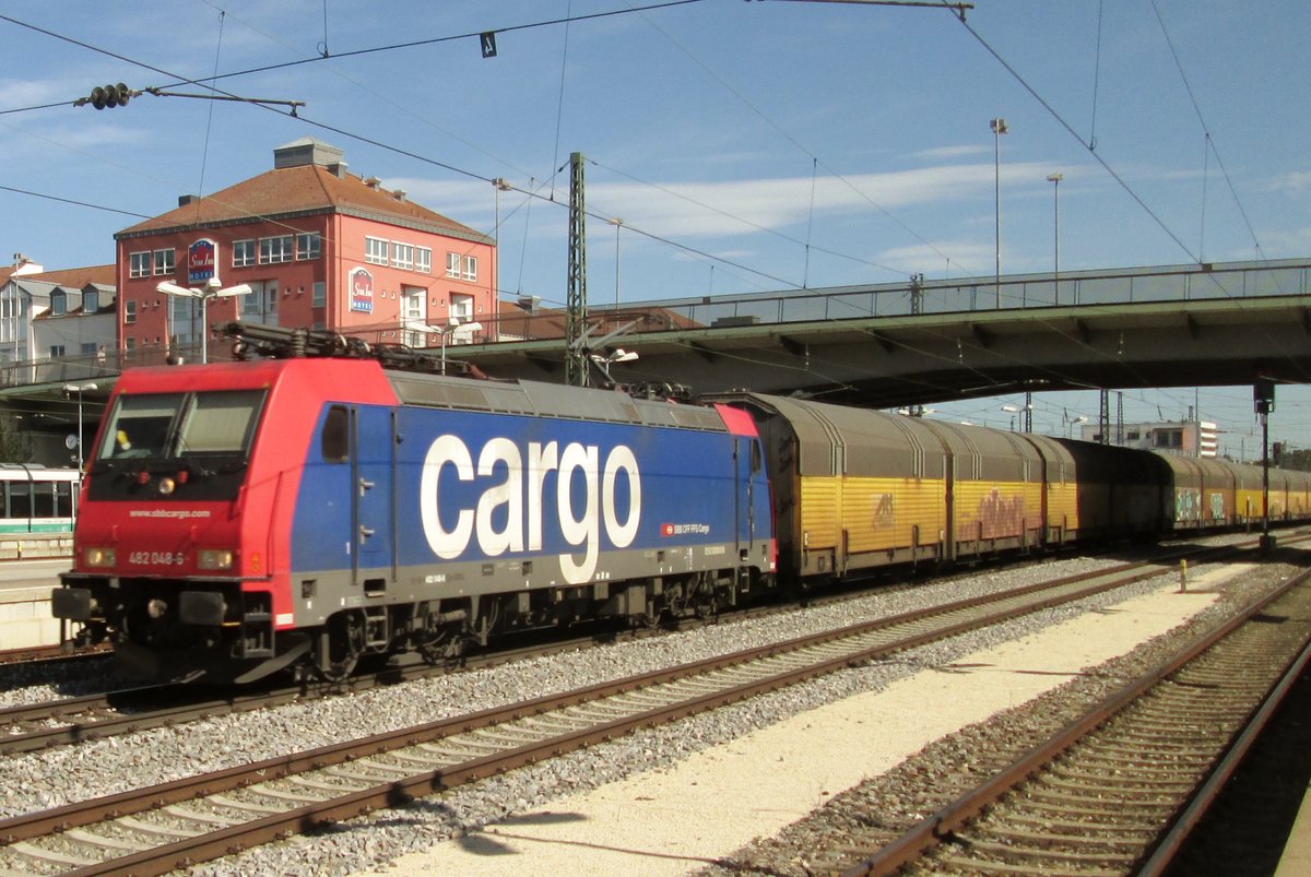 Die Schweizer S�ldner-Tradition anno 21. Jahrhunderts: SBB 482 048 in TX Log Dienst durchfahrt am m17 September 2015 Regensburg Hbf.