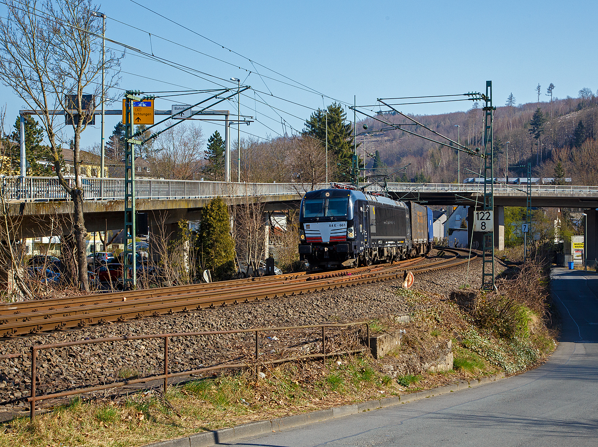 Die Siemens Vectron MS X4 E - 661 bzw. 193 661 (91 80 6193 661-6  D-DISPO) der MRCE Dispolok GmbH (München) fährt am 20.03.2022 mit einem Containerzug durch Betzdorf (Sieg) in Richtung Köln.

Die Siemens Vectron MS (160 km/h - 6.4 MW) wurde 2017 von Siemens in München-Allach unter der Fabriknummer 22237 gebaut. Sie hat die Zulassungen für Deutschland, Österreich, Schweiz, Italien, und die Niederlande.