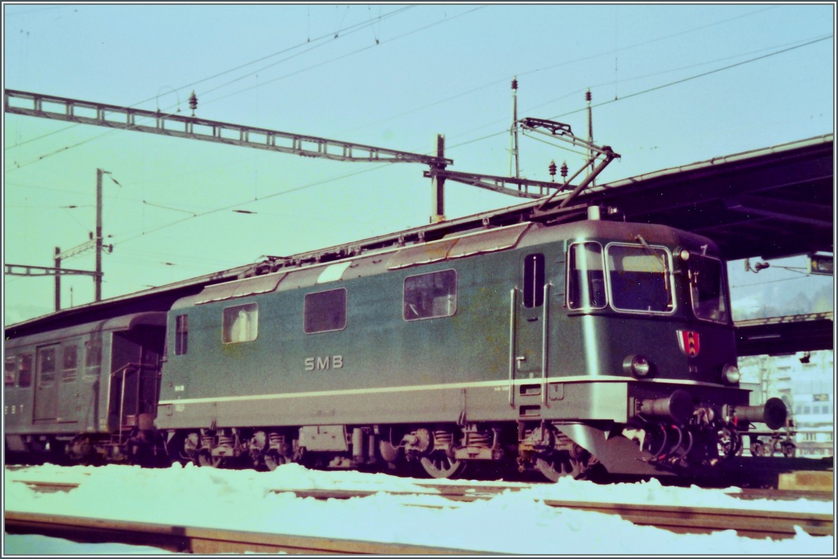 Die SMB Re 4/4 III N° 181 mit einem Regionalzug in Moutier.
17. Jan. 1985