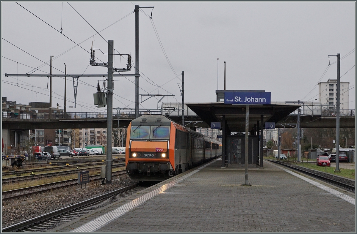 Die SNCF BB 26 146 fäht mit ihrem TER 200 96264 ohne Halt durch Basel St.Johan und wird in Küzre ihre Heimat erreichen.
5. März 2016