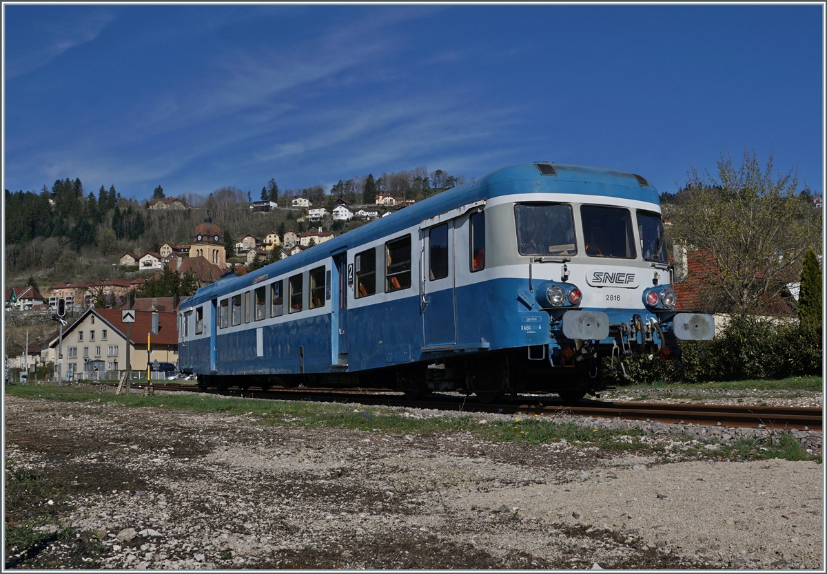 Die SNCF Dieseltriebzüge X 2800 wurden ab 1957 bei Decauville (X 2801 - X 2816) sowie bei Renault (X 2817 - X 2919) gebaut, also insgesamt 119 Stück. Die letzten X 2800 verkehrten noch bis 2009 im regulären Verkehr. Der hier zu sehende X ABD 2816 gehört der  Assosiation l'autrail X2800 du Haut Doubs  und ist im Rahmen einer Ostersonderfahrt in Morteau beim Rangieren zu sehen.

16. April 2022 