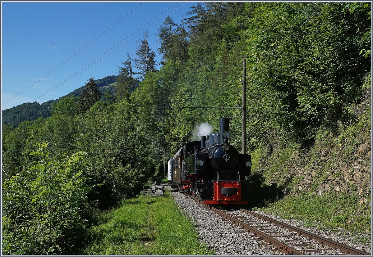 Die Strecke von Chaulin nach Chamby ist nicht nur kurz, sondern es gibt auch relativ wenige Bilder, doch nun habe ich eine Fotostelle entdeckt, die auch einen Eindruck dieses Streckenabschnittes vermittelt: Der letzte Dampfzug des Tages von Blonay nach Chaulin Musée mit der G 2x 2/2 105 erreicht in Kürze Chamby. 

21. Juni 2020