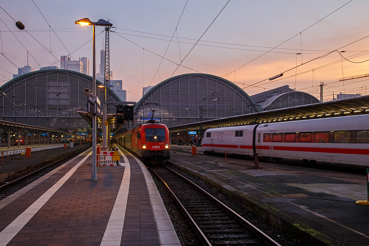 Die  Taurus  1116 188-4 (A-�BB 91 81 1116 188-4 ) der �BB, als eine von zwei von dem im Sandwich gefahrenen EC 113 (Frankfurt - M�nchen - Klagenfurt mit Kurswagen nach Zagreb), am 27.12.2015 im Hbf Frankfurt am Main. 

Die ES 64 U2 wurde 2004 von Siemens unter der Fabriknummer 20909 f�r die �BB gebaut.

Fr�her (bis 2011) fuhr der EC 113 sogar von Siegen Hbf los, aber der Bahn waren es zu wenige Reisende die mit im fuhren. Einen Nachteil hatte es aber f�r die anderen Bahnen die in Siegen Hbf hielten, durch die Aufwertung zu EC/IC-Bahnhof (t�glich ein EC von und nach Siegen), waren die Halte in Siegen teuer geworden.
