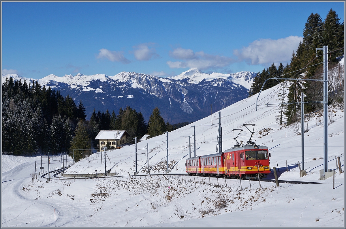 Die TPC BVB HGe 4/4 31 zieht zwei Reisezugwagen kurz nach Col-de-Soud Richtung Col de Bretaye. Der Zug ist als Regionalzug 818 unterwegs.

5. M�rz 2019