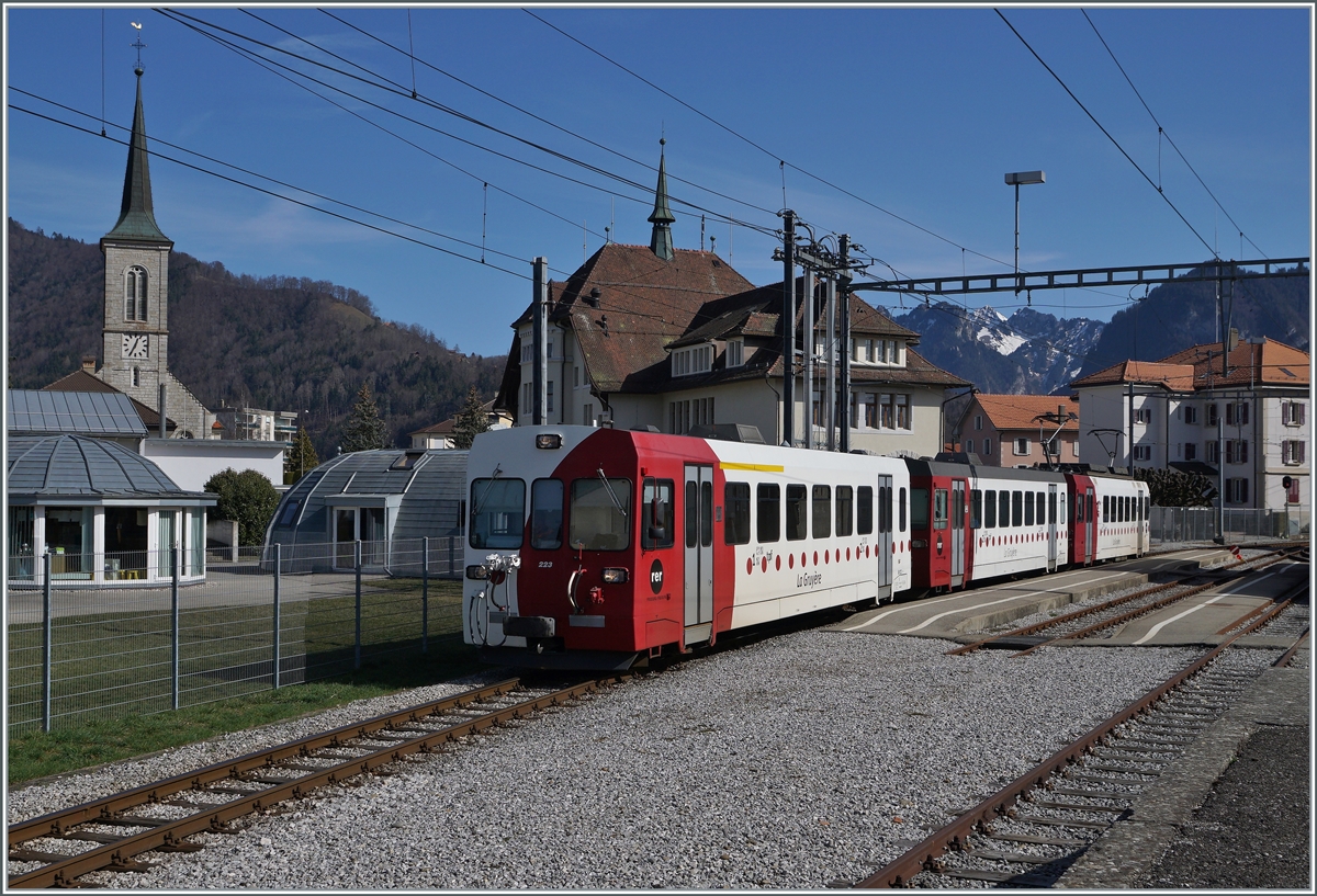 Die TPF Meterspur Strecke Bulle - Broc Fabrique wird nach Ostern 2021 auf Normalspur umgebaut, folglich sind dann hier keine Meterspur -Züge mehr zu sehen. Im Bild ein TPF Regionalzug mit dem ABt 223, dem Bt 224 und dem schiebenden Be 4/4 124 auf der Fahrt nach Bulle beim Halt in Broc Village. 

2. März 2021