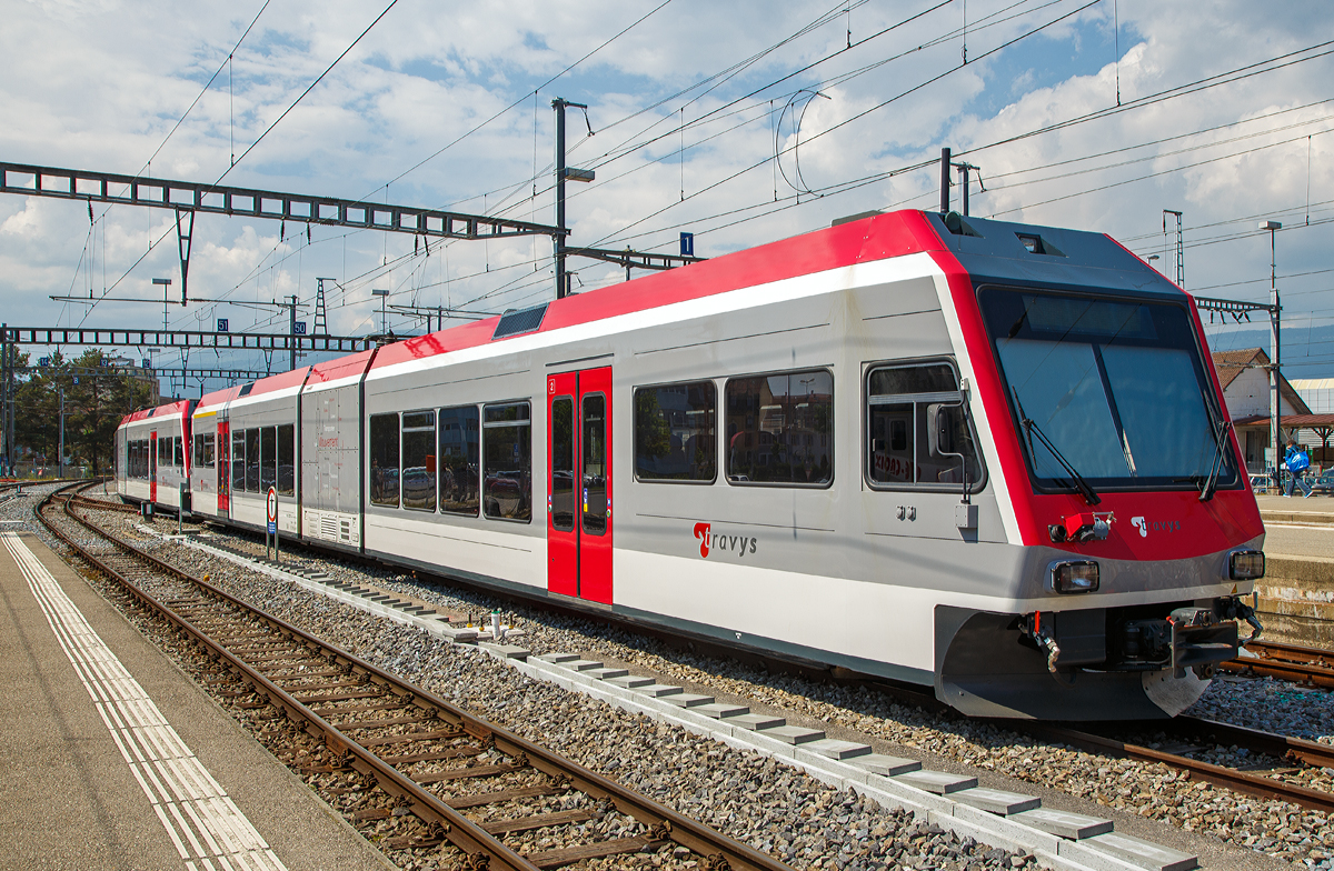Die Travys GTW ABe 2/6 2000 “L'Arnon“ und GTW ABe 2/6 2001 “La Thièle“ (elektrische Meterspur-GTW´s), ex Be 2/6 sind am 18.05.2018 im Bahnhof Yverdon-les-Bains abgestellt.

Der GTW (für Gelenktriebwagen) des Unternehmens Stadler Rail ist ein Triebzugkonzept für den Schienenpersonennahverkehr. Das auffälligste Merkmal aller Fahrzeuge ist das zweiachsige Antriebsmodul, das als Zwischenwagen in die feste Zugkomposition eingereiht ist und die vollständige elektrische oder dieselelektrische Antriebsausrüstung beinhaltet. Die Fahrzeugfamilie ist modular aufgebaut und lässt sich so bezüglich ihrer Größe und Ausstattung an die Erfordernisse der jeweiligen Verkehrsnetze anpassen.

Das Antriebsmodul (Mittelteil) der mit 15.000 Volt bei 16,7Hz betriebenen YStC Meterspur-GTW lehnt sich an den Normalspur-GTW der Mittelthurgaubahn an. 

TECHNISCH DATEN:
Hersteller: Stadler (2001) als GTW Be 2/6
Umbau: Travys (2017) zum GTW ABe 2/6
Spurweite: 1.000 mm
Achsfolge: 2’Bo2’
Länge über Puffer: 33.784 mm
Breite: 2.700 mm
Höhe: 4.016 mm
Eigengewicht: 46,5 t
Leistung: 640 kW
Stromsystem: 15kV, 16,7Hz
Höchstgeschwindigkeit: 80 km/h
Sitzplätze:  10 in der 1. Klasse / 72 in der 2. Klasse
Bremsen: Elektrische Reklamationsbremse, Oerlikon Druckluftbremse, Knorr Magnetbremse
