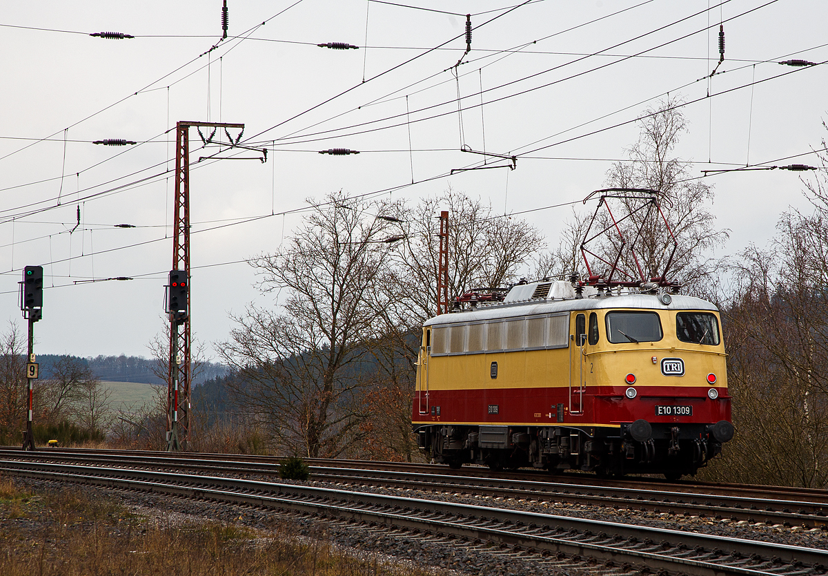 Die TRI E10 1309 (91 80 6113 309-9 D-TRAIN) der Train Rental International GmbH hat am 18.03.2021 als Lokzug in Rudersdorf (Kr. Siegen), an der Dillstrecke (KBS 445), Hp 0. Sie muss erst einen Güterzug überholen lassen.

Die Lok, eine sogenannte „Bügelfalten“ E10.12 mit Henschel-Schnellfahrdrehgestellen für dem TEE Rheingold bzw. TEE Rheinpfeil, wurde 1963 von Krauss-Maffei in München-Allach unter der Fabriknummer 19014 gebaut (der elektrische Teil ist von Siemens) und an die Deutschen Bundesbahn als E10 1309 geliefert. Mit der Einführung des EDV-gerechte Nummernsystems erfolgte zum 01.01.1968 die Umzeichnung in DB 112 309-0. Nach der deutschen Wiedervereinigung und dem darauffolgenden Vereinigung der beiden deutschen Staatsbahnen (DB und DR) wurde sie zum 01.01.1991 in DB 113 309-9 umgezeichnet und fuhr so bis zur Ausmusterung und Verkauf im Jahr 2014.

TECHNISCHE DATEN:
Spurweite: 1.435 mm
Achsformel: Bo’Bo’
Länge über Puffer: 16.440 mm
Drehzapfenabstand:  7.900 mm
Achsabstand im Drehgestell:  3.400 mm
Dienstgewicht: 85,0 t
Höchstgeschwindigkeit: 160 (zeitweise 120 km/h)
Stundenleistung: 3.700 kW (kurzzeitig bis 6.000 kW)
Dauerleistung: 3.620 kW
Anfahrzugkraft: 275 kN
Treibraddurchmesser: 1.250 mm
Stromsystem:  15 kV 16 ⅔ Hz ~
Anzahl der Fahrmotoren: 4
Antrieb: Gummiringfeder
Bremse: mehrlösige Knorr-Einheits-Druckluftbremse, Zusatzbremse, fremderregte elektrische Widerstandsbremse (max. Bremsleistung 2.000 kW, Dauerleistung 1.200 kW)