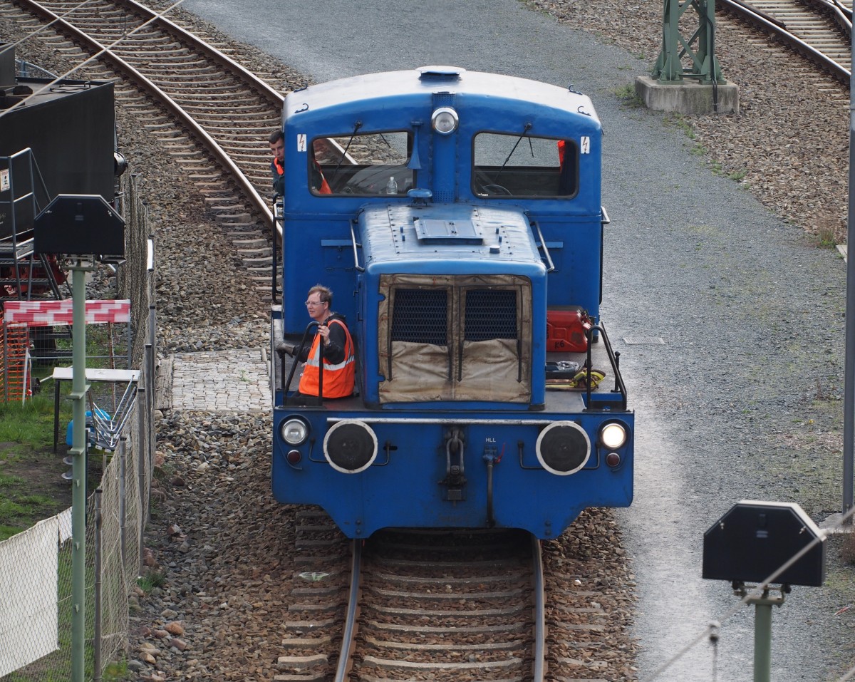 Die V 15 1001 rangiert bei den Vorbereitungen zum 7. Dampfloktreffen im Bw Dresden Altstadt, am 16.04.2015. Die Daten der V 15 1001 sind: Hersteller: Lokomotivbau  Karl Marx  Babelsberg, Baujahr 1959, Fabriknummer 253 002, L�P 6940mm, Treibraddurchmesser 850mm, Dienstmasse 20to bei Achslast 8,5to, Vmax 30km/h, Leistung 150PS mit Knorr-Bremse.