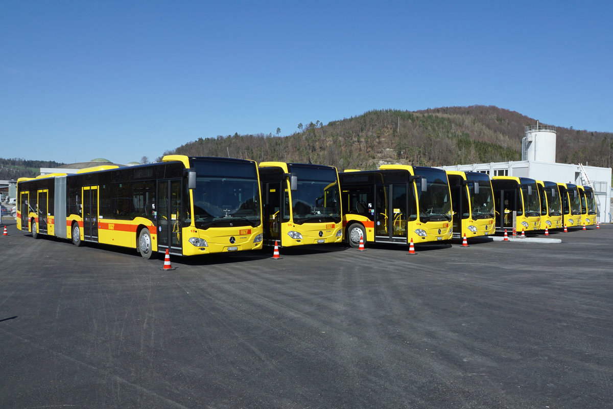 Die Waldenburgerbahn während dem grössten Umbruch ihrer erfolgreichen Geschichte. Wenige Tage vor der Einstellung des Schmalspurbetriebes sowie am ersten Tag danach. Schon am 31. März 2021 standen auf dem provisorisch erstellten Parkplatz bei Bad Bubendorf mehrere BLT Mercedes Citaro Gekenkbusse für den Bahnersatzdienst bereit. Die einmaligen Aufnahmen der BLT Busparade habe ich ausnahmsweise bei der Waldenburgerbahn eingestellt, da sie als kleiner Mosaikstein zum Jahrhundertereignis gehören. Seit der Umstellung auf Busbetrieb sind solche Aufnahmen nicht mehr möglich. Durch eine Einstellung bei den Bussen würde in diesem Fall die von mir gewollte Wirkung verloren gehen. Hier handelt es sich nur um die Vorbereitung und nicht um den tatsächlichen Ersatzbetrieb der in Zukunft zur Rubrik Busse gehören wird.
Foto: Walter Ruetsch 