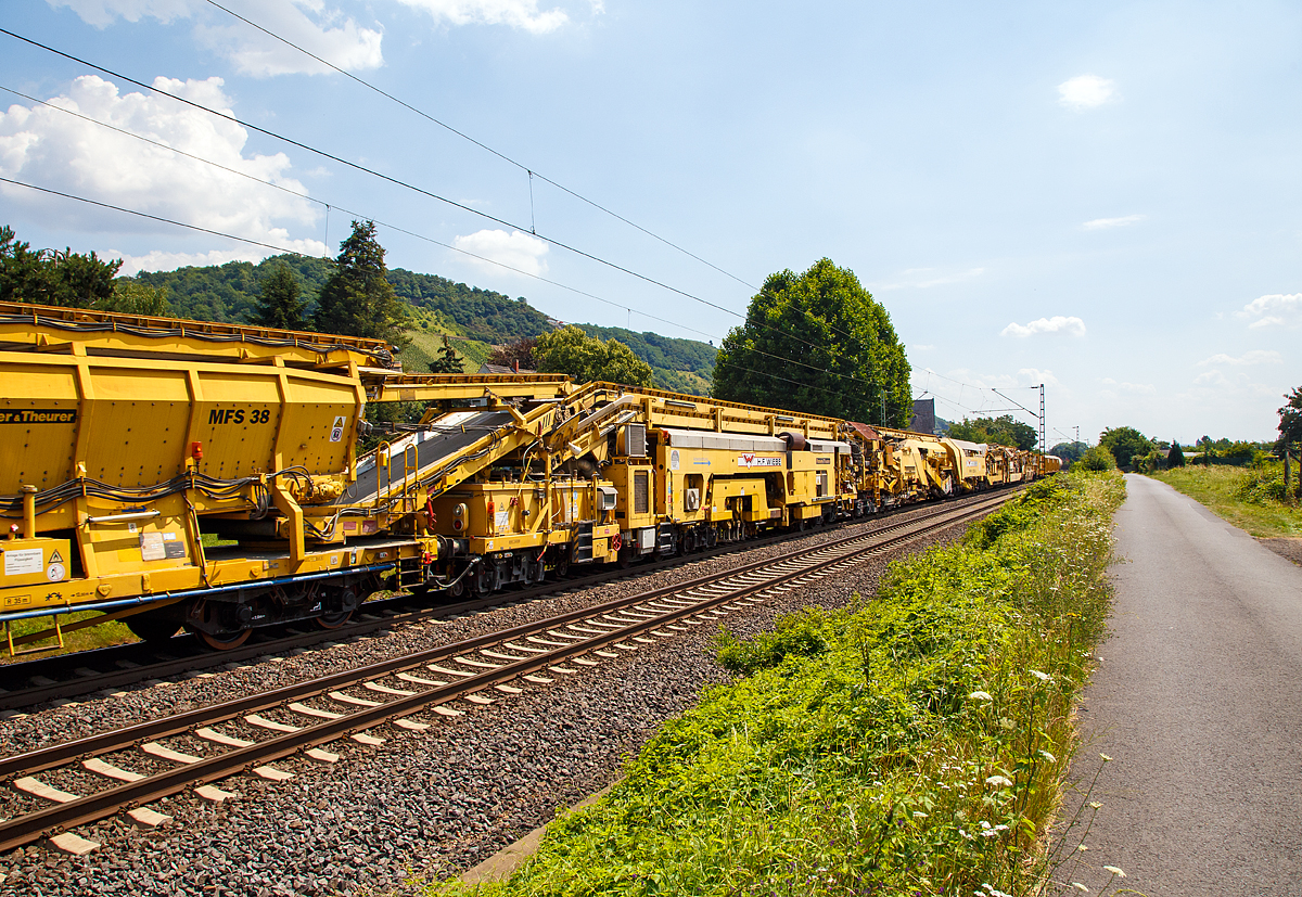 
Die Wiebe Recycling-Planumsverbesserungsmaschine mit Schotterrecycling RPMW 2002-2 am 14.07.2018 im Zugverband auf der Fahrt durch Leutesdorf,  auf der KBS 465 (Rechte Rheinstrecke) in Richtung Norden. Hier in der Bildmitte die Stopf- u. Einschotterungsmaschine

Über 140 Meter lang, knapp 5 Meter hoch und gute 560 Tonnen schwer – die Gleisbaumaschine RPMW 2002-2 gehört zu den größten der Welt. Mit ihrer beachtlichen Leistung und dem umfänglichen Leistungsspektrum ist sie ein äußerst wichtiger Bestandteil des Maschinenparks der Unternehmensgruppe Wiebe.

Die Recycling Planumsverbesserungsmaschine führt verschiedene Gleisbauarbeiten durch – und das mit einer Motorengesamtleistung von über 2100 Kilowatt. Diese Kraft kommt bei Totalsanierungen zum Tragen, bei denen die RPMW 2002-2 mehrere Arbeitsschritte simultan ausführt: Die verschmutzte Schotterbettung wird ausgebaut, das abgetragene Bettungsmaterial aufbereitet, Schotter recycelt und die Unterbauplanumsschicht erneuert.

TECHNISCHE DATEN:
Hersteller: Plasser & Theurer
Baujahr, Erstzulassung: 2000
Spurweite: 1.435 mm
Anzahl der Achsen: 29, davon 12 angetrieben
Baumaschinennummer: Aushubmaschine 3369, Recyclingmaschine 3368, Antriebswagen 3367,  Stopf- u. Einschotterungsmaschine 3370
Motoren: Caterpillar 
Leistung: 2.860 PS

Abmessungen:
Gesamtlänge über Puffer: 140,90 m
Breite: 3,29 m
Höhe: 4,65 m
Gewicht: 560 t
V zul. im Zug eingestellt: 100 km/h
V max. bei Eigenfahrt: 20 km/h
Fahrradius: 120 m

Der große Unterschied zwischen Planumsverbesserungsmaschine und Bettungsreinigungsmaschinen besteht darin, dass die Planumsverbesserungsmaschine nicht nur den Schotter ausheben und recyceln kann, sondern auch einen Teil des Planums (Unterbau) ausheben (bis 1.200 mm unter SOK). Zudem kann die RPM vor der Neuschotterung (Recycling- mit Neumaterial) auch eine Planumsschutzschicht (PSS-Material) einbringen.
Der Neuschottern wird durch die Stopfeinrichtung 09-32 Stopfsatellit im Gleisbett verdichtet und das Gleis ist danach wieder mit 70 km/h befahrbar.