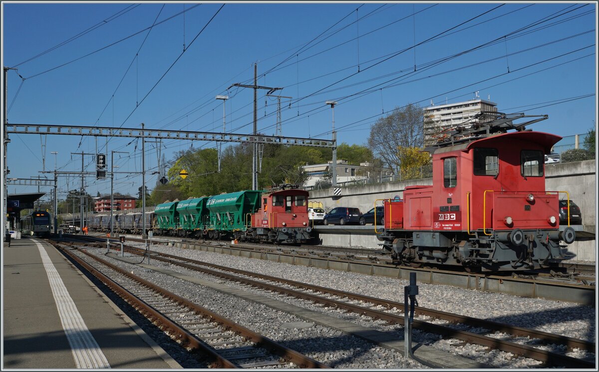 Die wieder auf der Normalspur rollenden G�terwagen werden von einem Te �bernommen und sp�ter auf einem Ausziehgeleis in Richtung Lausanne gezogen. Dort, (hier bildlich nicht festgehalten) �bernimmt dann die BAM Re 4/4 II die Wagen um sie nach Gland zu bringen. 

19. April 2018